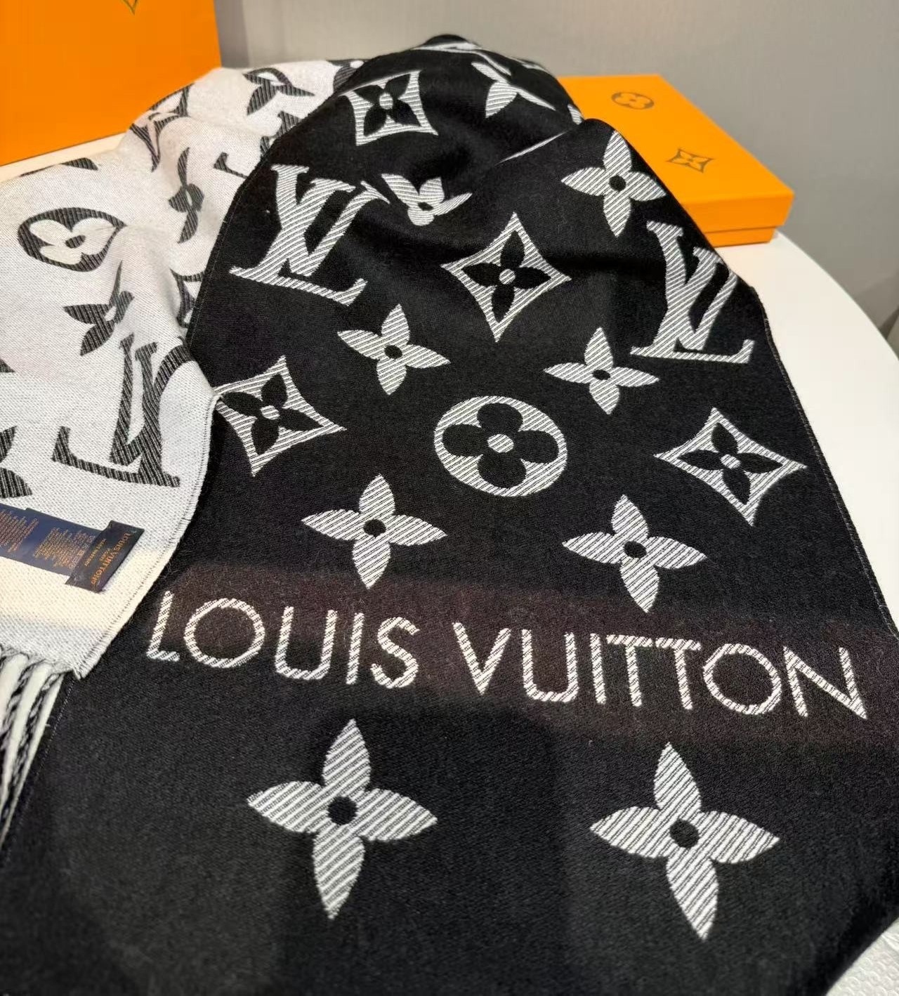 L0vis Vvtt0n LV Essential Scarf Black For Women