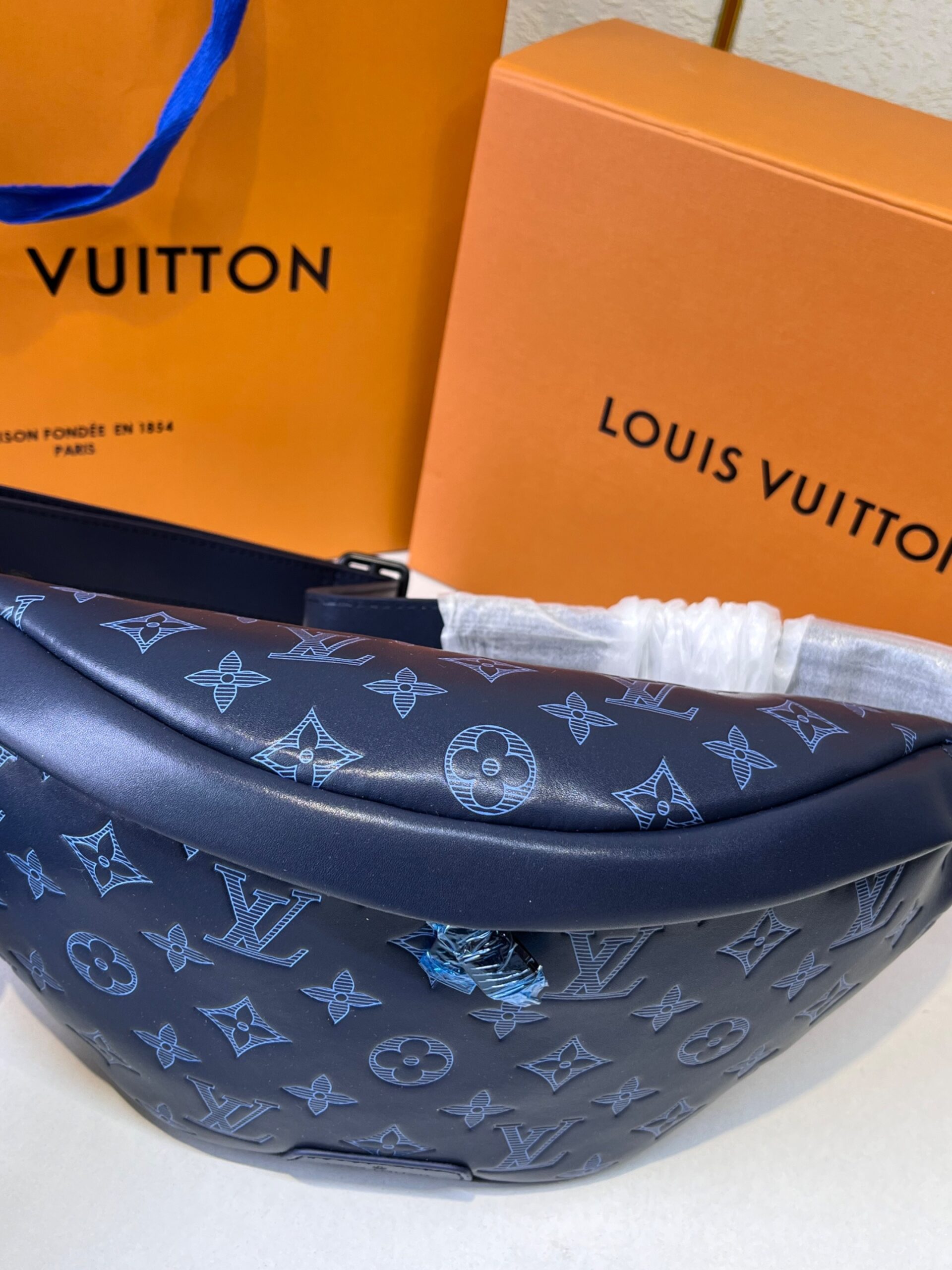 L0vis Vvtt0n Discovery Bumbag PM Monogram Shadow Navy Blue For Men, Men’s Belt Bags 17.3in/44cm LV M45729