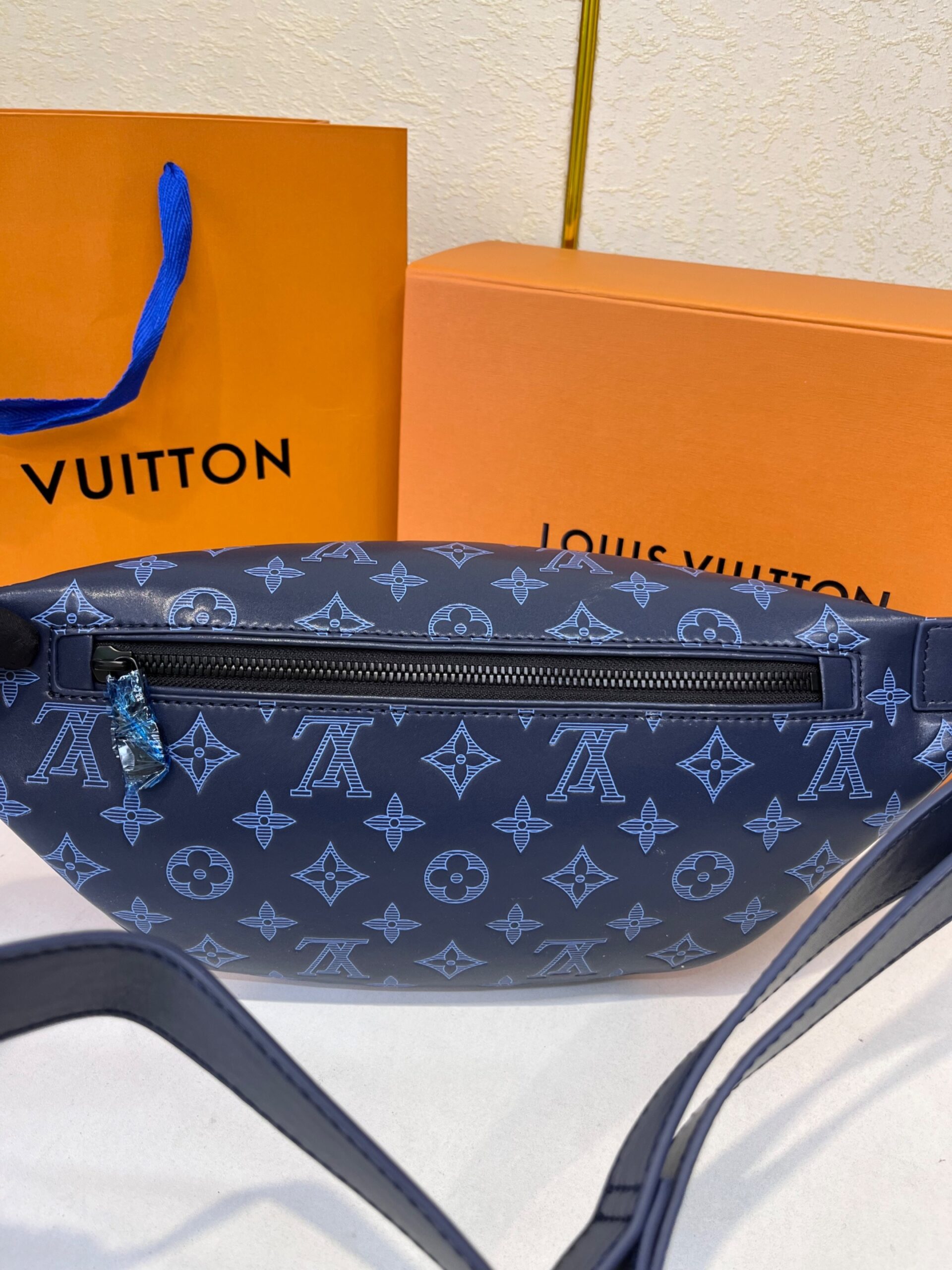L0vis Vvtt0n Discovery Bumbag PM Monogram Shadow Navy Blue For Men, Men’s Belt Bags 17.3in/44cm LV M45729