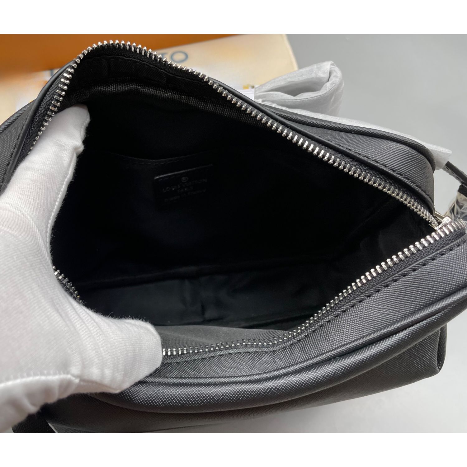 L0vis Vvtt0n Outdoor Messenger Bag Black For Men 26cm / 10.2in M30233