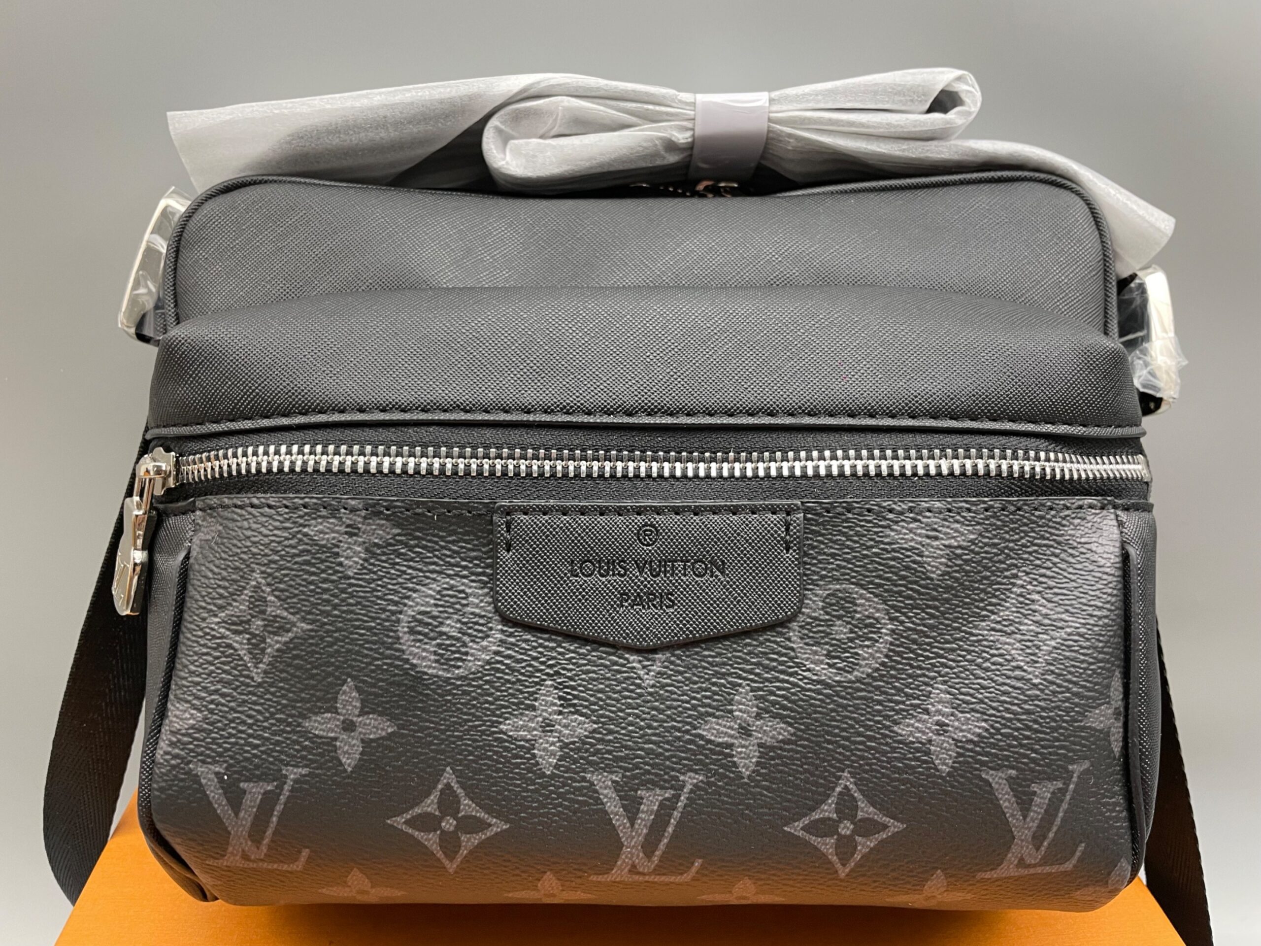 L0vis Vvtt0n Outdoor Messenger Bag Black For Men 26cm / 10.2in M30233