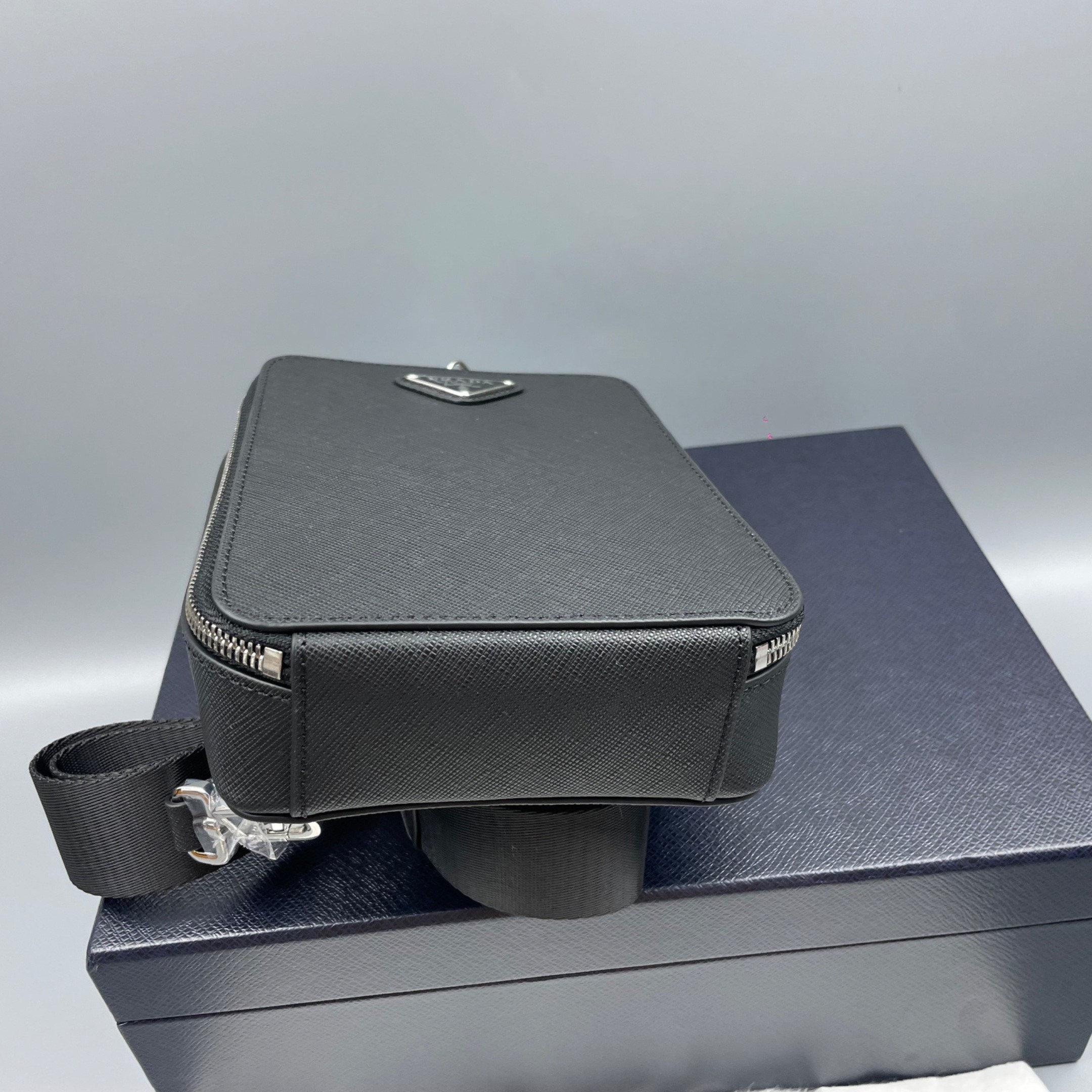 [True-to-ORIGINAL] Pra*a Leather Shoulder Bag Black For Men 5.5in/14cm 2VZ106_9Z2_F0002_V_OOO