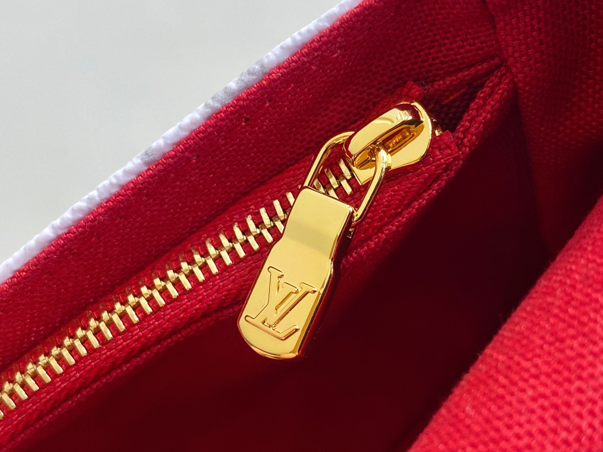 [True-to-ORIGINAL] L0vis Vvtt0n LV x TM Wallet On Chain Ivy Cherry Canvas For Women 9.3in/24cm M14239