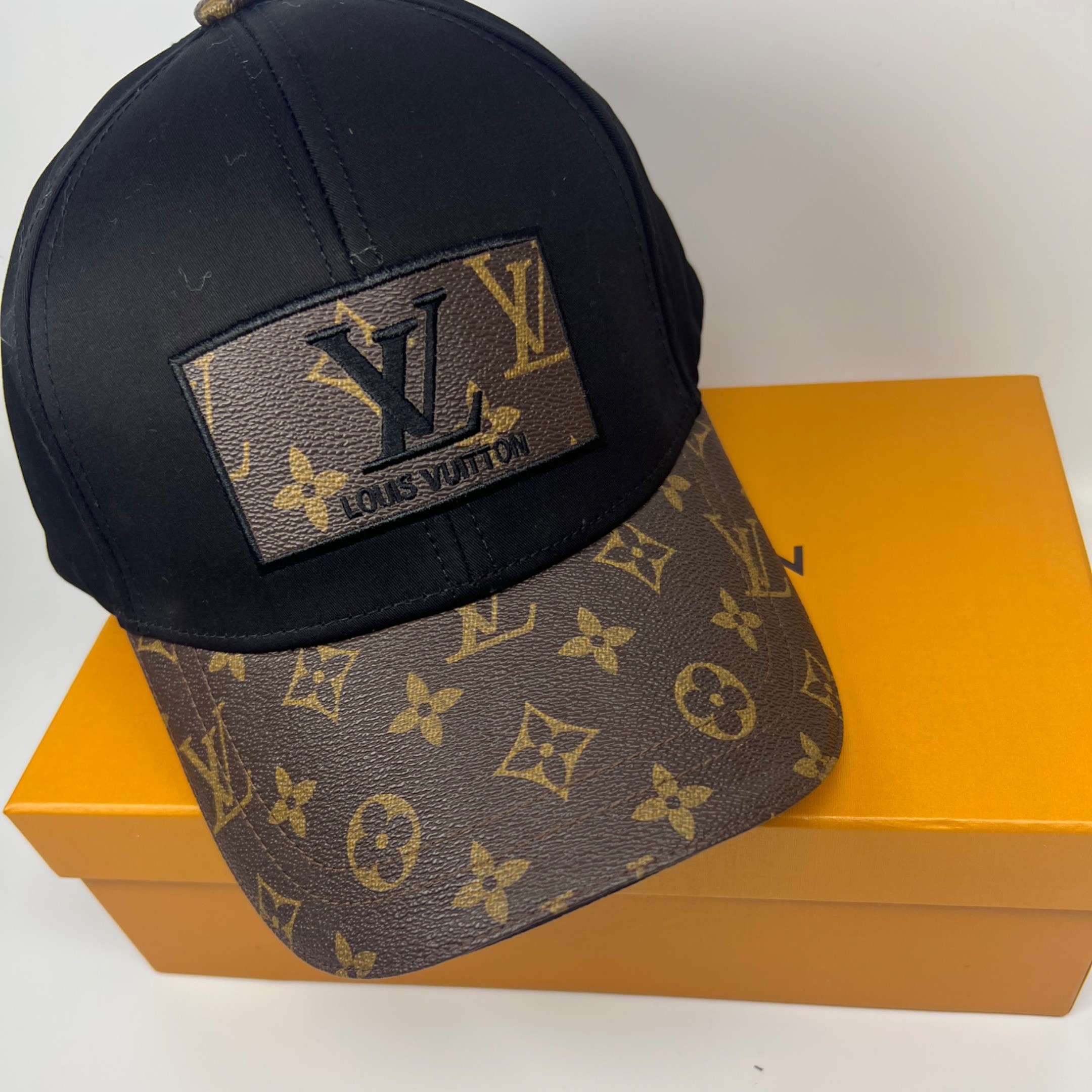 L0vis Vvtt0n Embroidered Logo Baseball Cap Black LV Cap