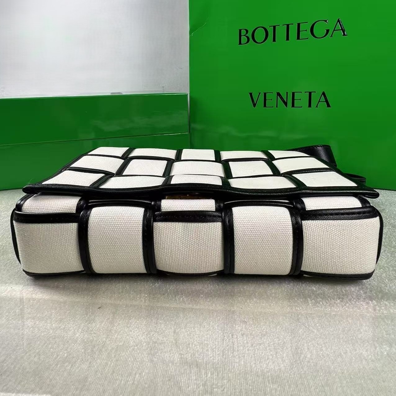 [True-to-ORIGINAL] B0tt*ga Ven*ta Padded Cassette Beige And Black, For Women, Women’s Bags 10.2in/26cm 710210V2AJ19811