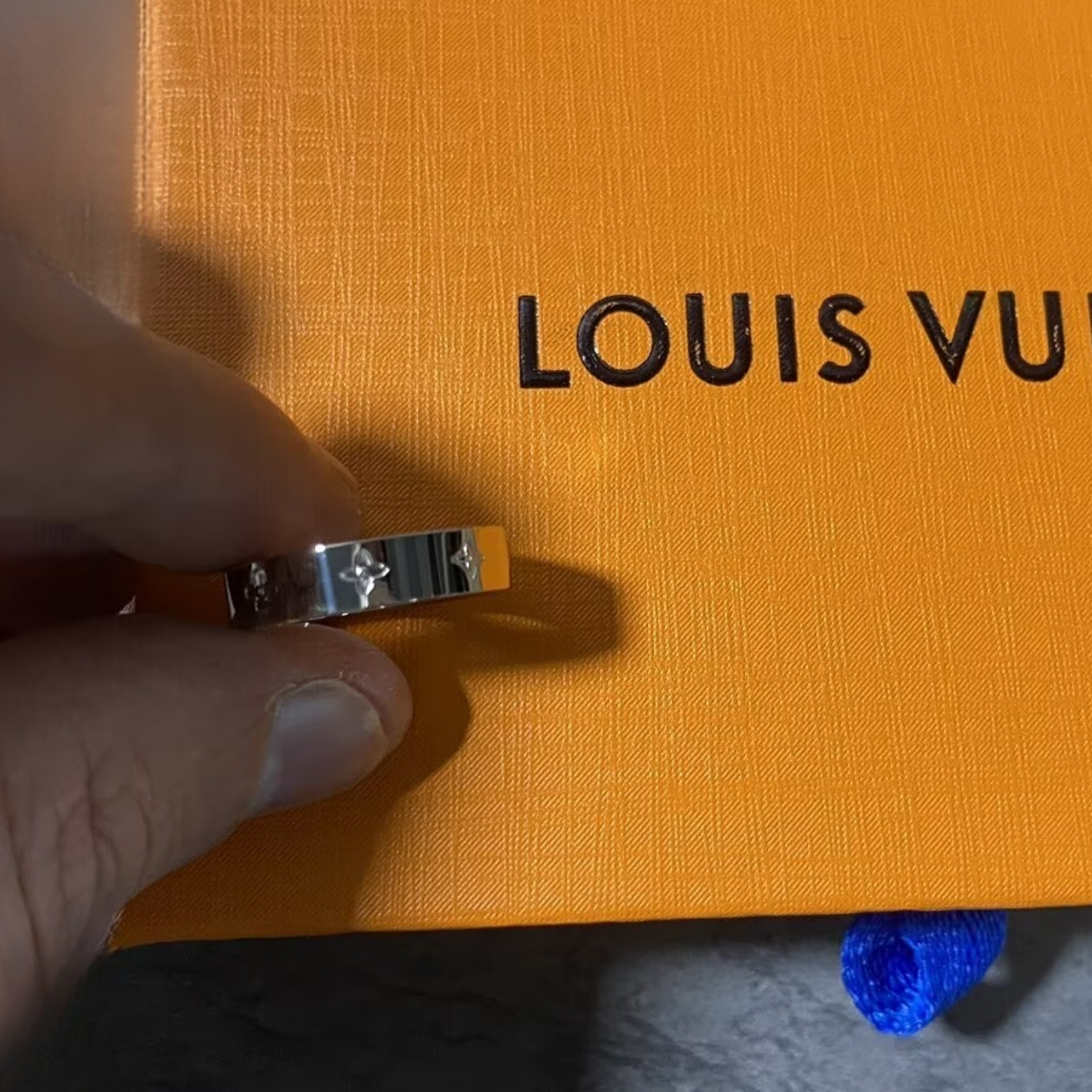 L0vis Vvtt0n Ring