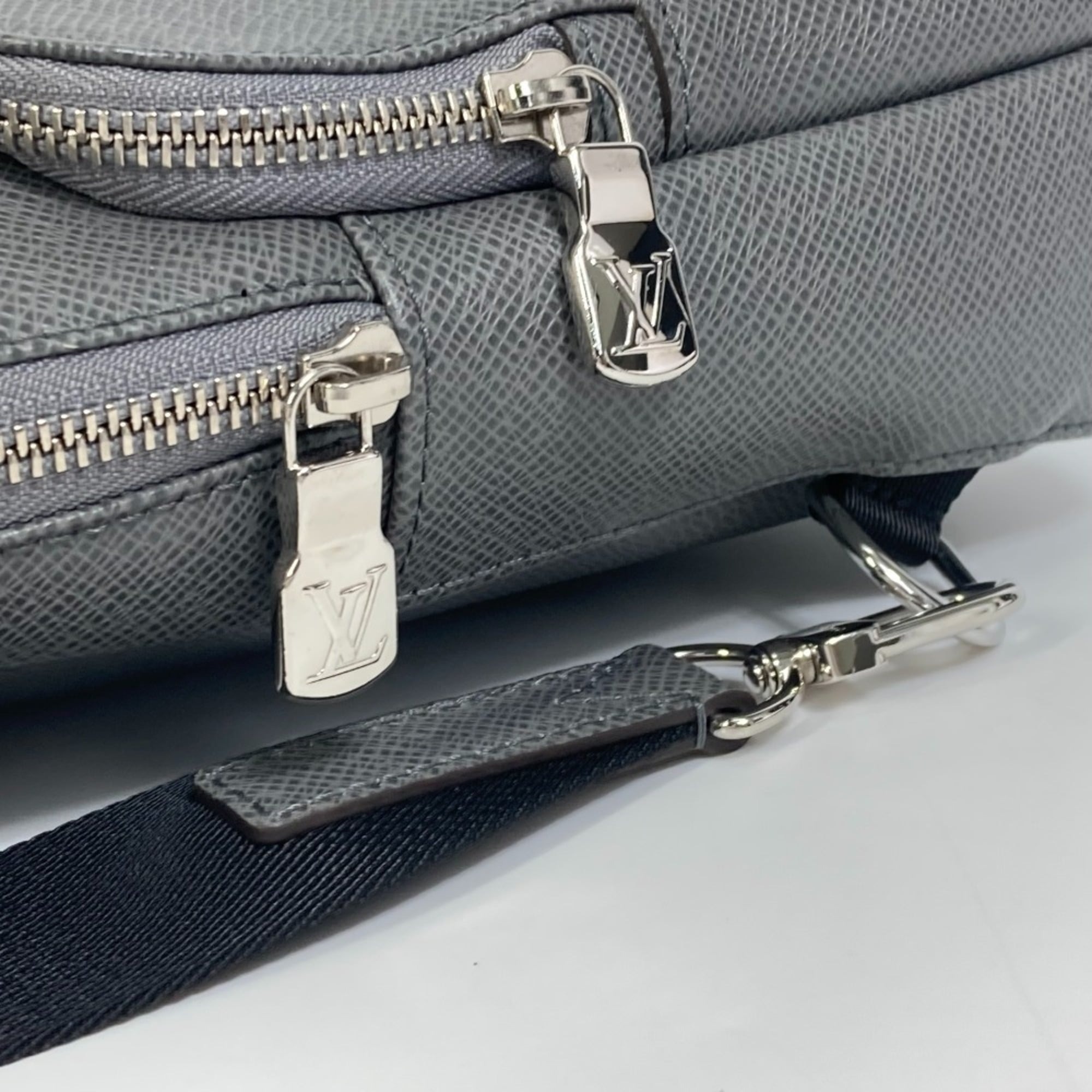 L0vis Vvtt0n Avenue Sling Bag Taiga Grey For Men, Men’s Bags, Crossbody Bags 12.2in/31cm LV M30801