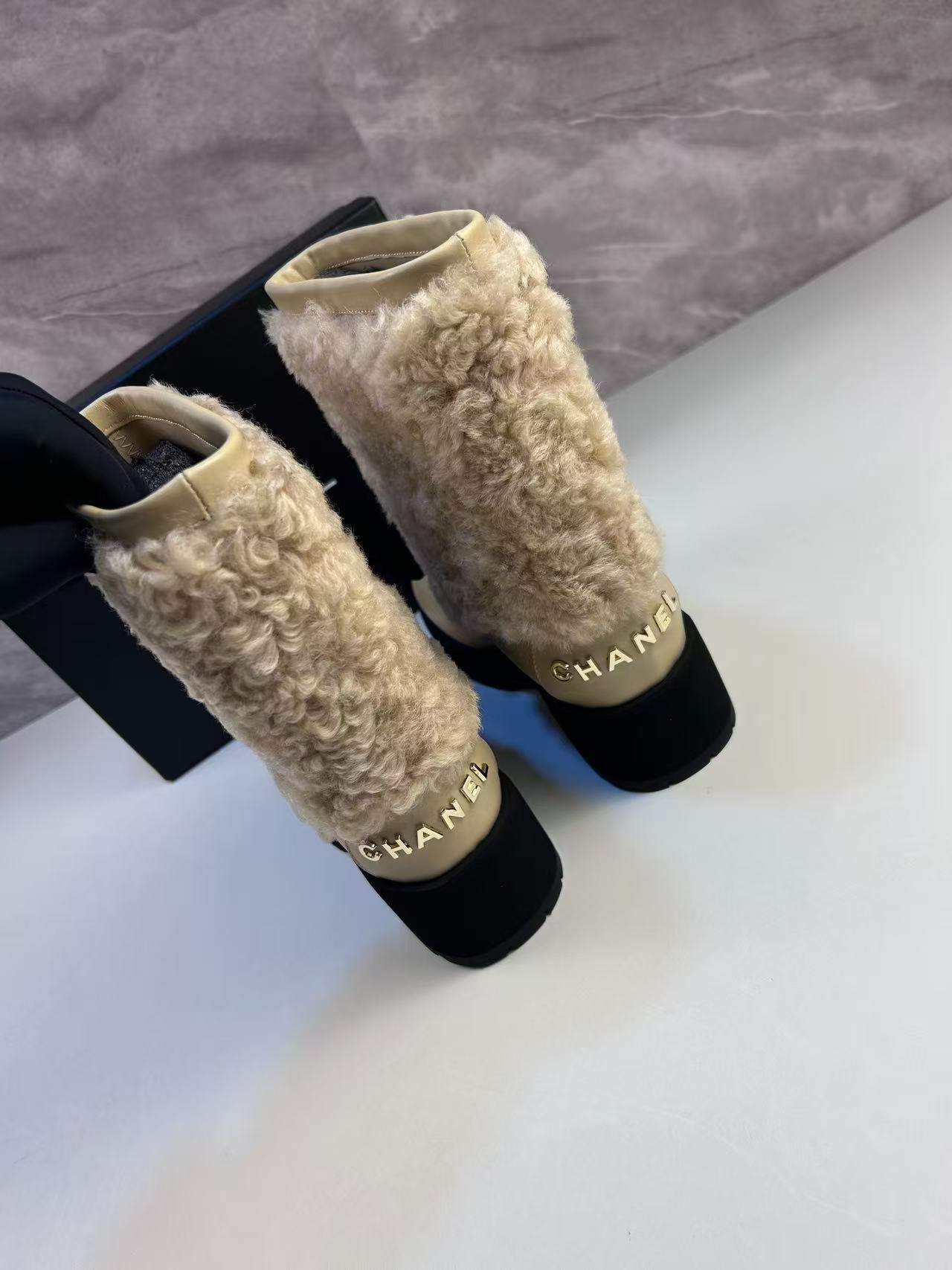 Ch**el Shearling Ankle Short Boots Beige And Black 44mm For Women – G46636-B21528-U2879 – Size 41EU – 10 US – 25.5Cm – 10in