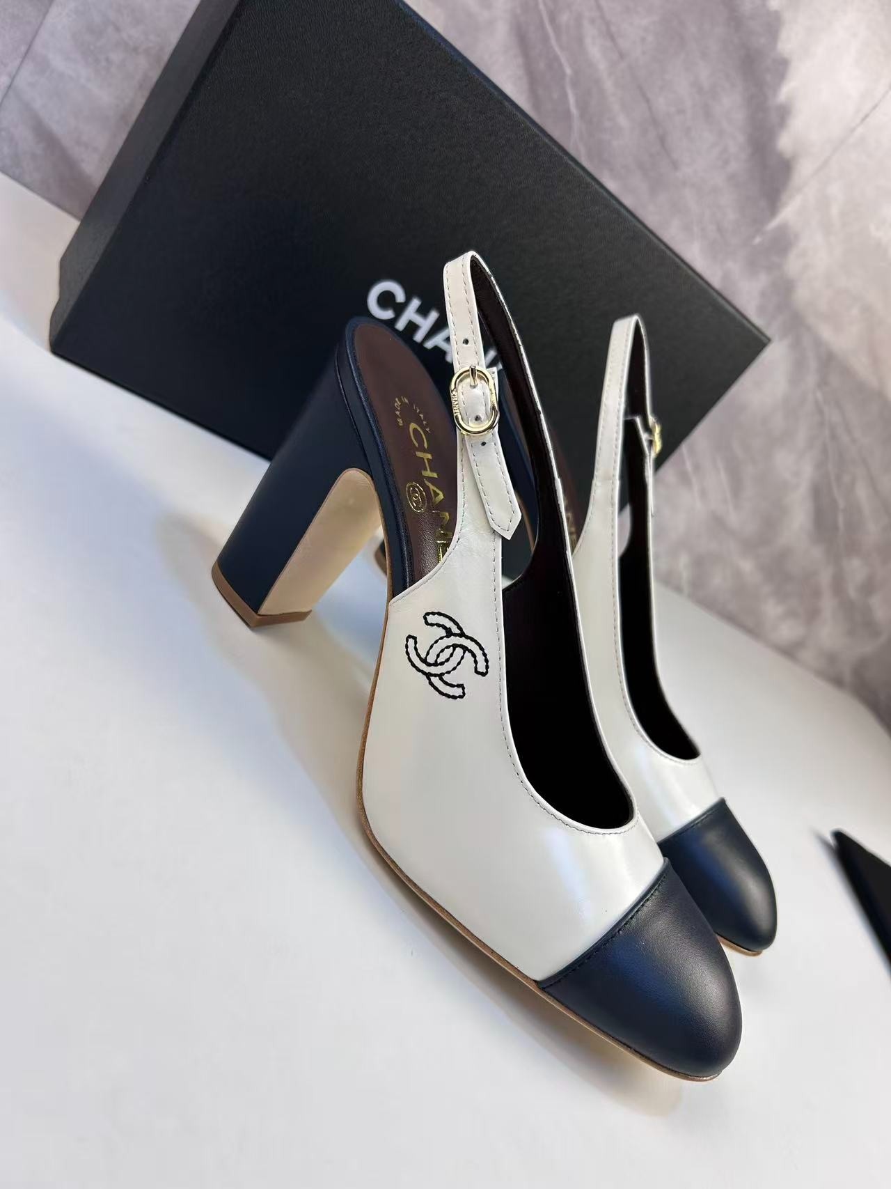 Ch**el Slingbacks White And Dark Blue For Women – G45564 B15702 NV160 – 41 EU – 10 US – 25.5 Cm – 10 In