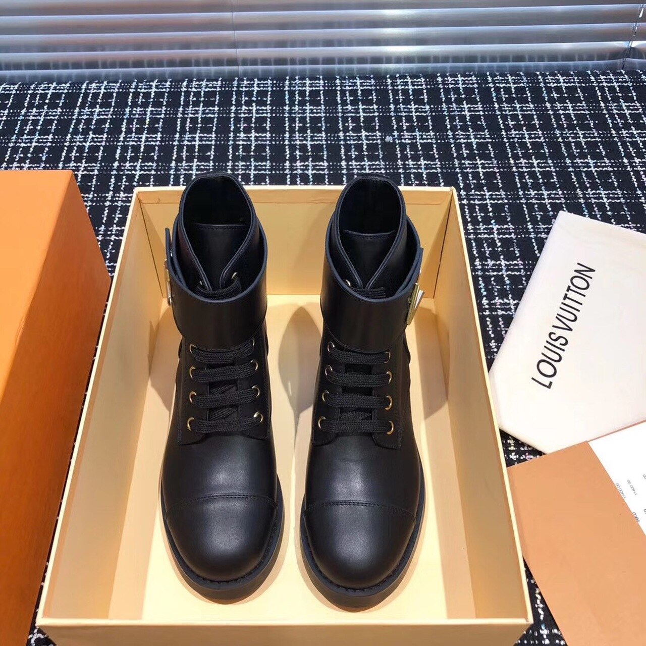 L0vis Vvtt0n Wonderland Flat Ranger Black For Women