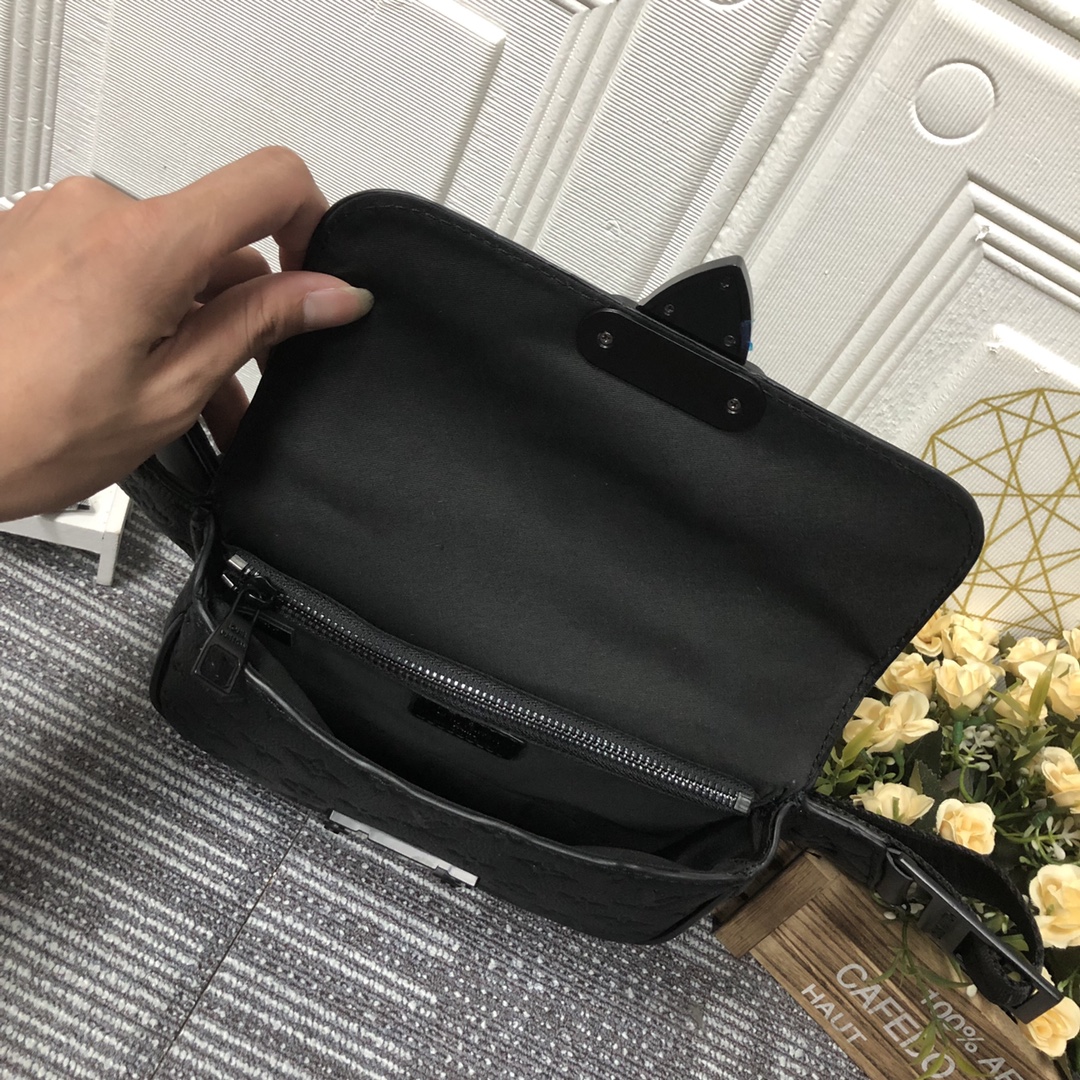 L0vis Vvtt0n S Lock Sling Bag Black For Men, Men’s Bags 8.3in/21cm LV M58487