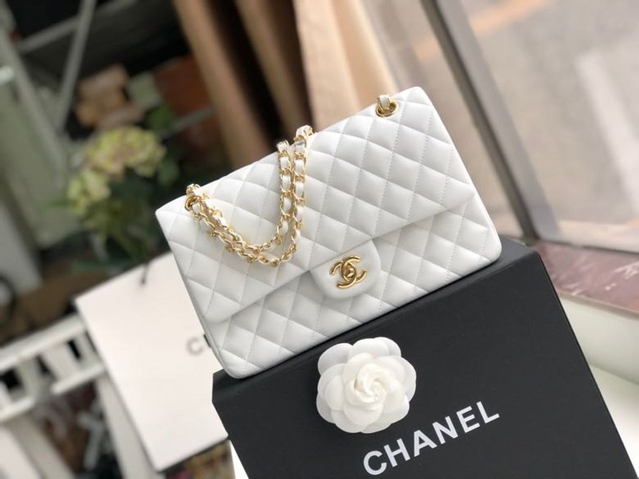 Ch**el Classic Handbag Gold Toned Hardware White For Women, Women’s Bags, Shoulder And Crossbody Bags 10.2in/26cm A01112