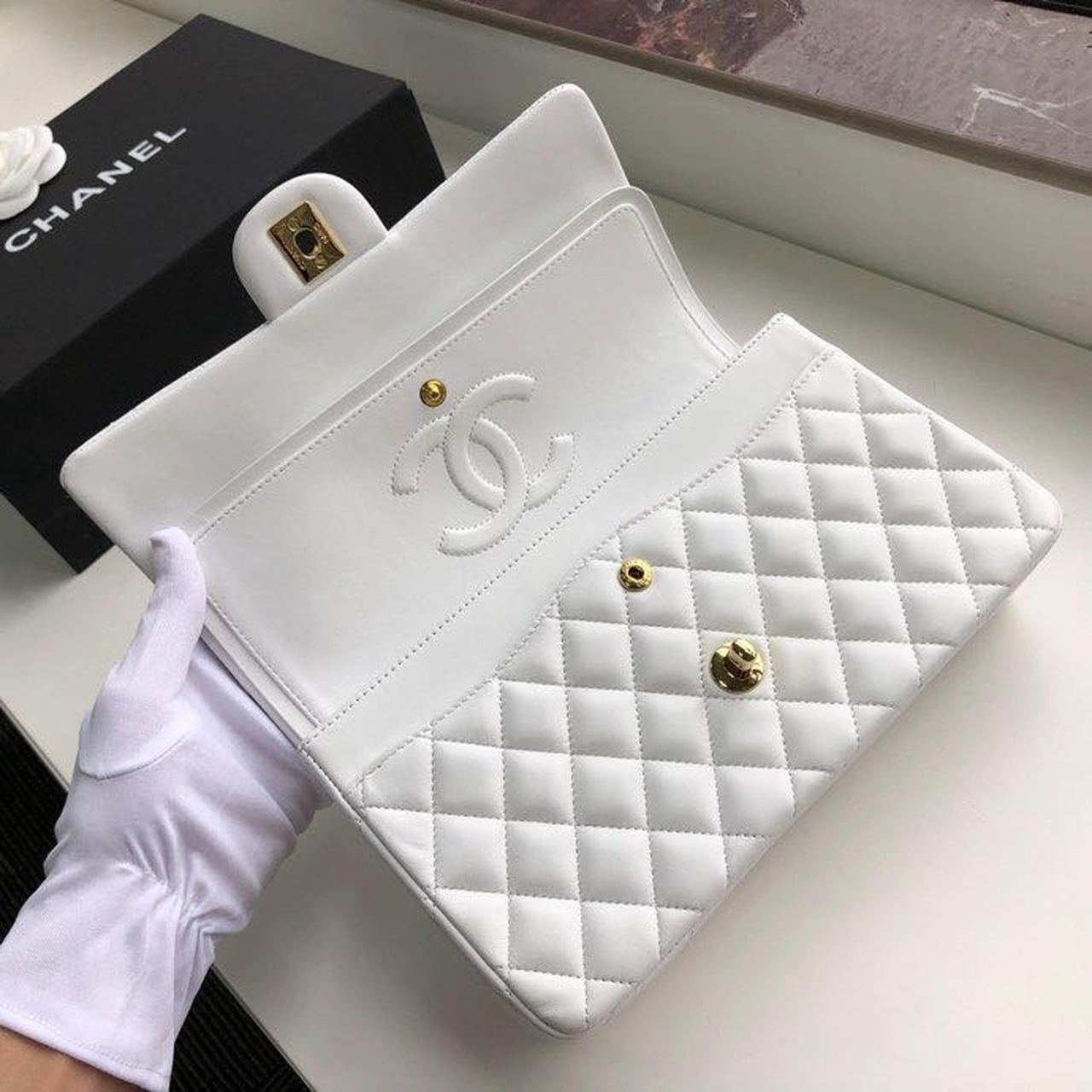 Ch**el Classic Handbag Gold Toned Hardware White For Women, Women’s Bags, Shoulder And Crossbody Bags 10.2in/26cm A01112