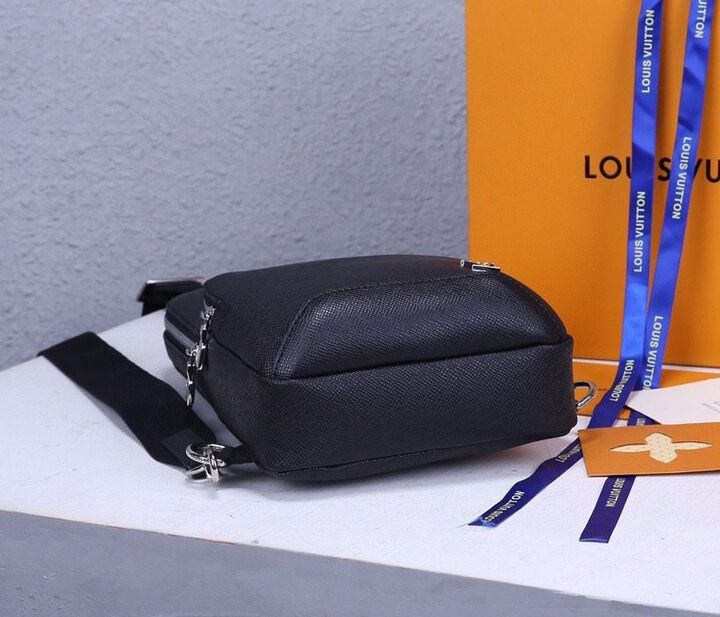 L0vis Vvtt0n Avenue Sling Bag Taiga Black For Men, Men’s Bags, Messenger And Crossbody Bags 12.2in/31cm LV M30443