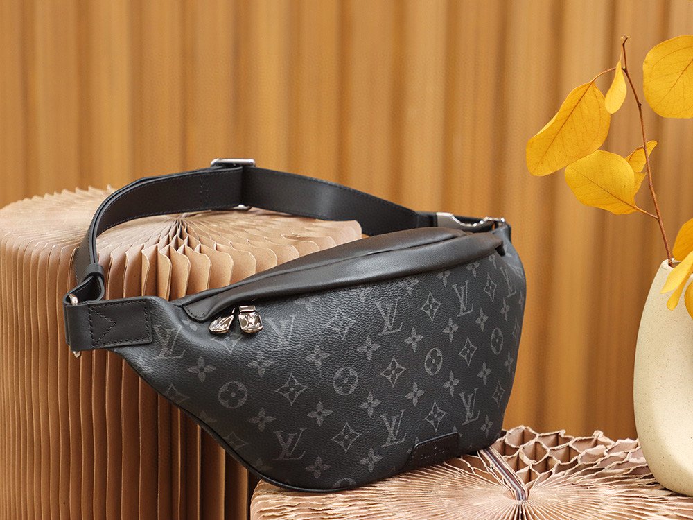 L0vis Vvtt0n Discovery Bumbag PM Monogram Eclipse Canvas For Men, Men’s Bags, Belt Bags 17.3in/44cm LV M46035