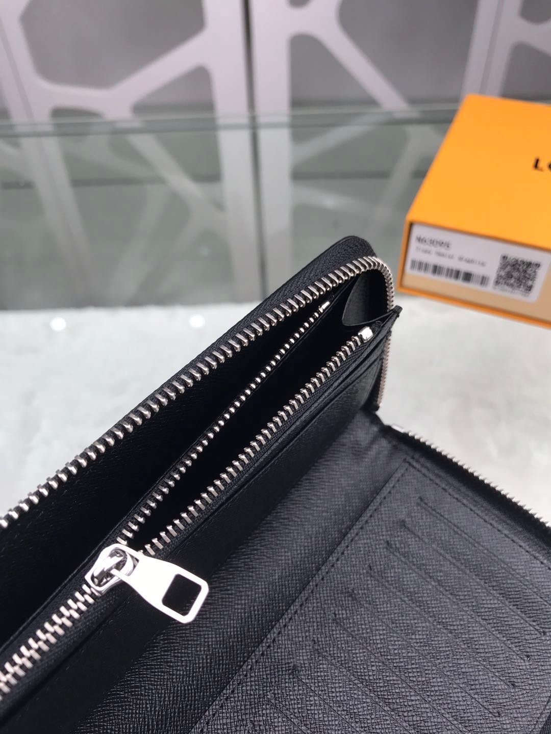 L0vis Vvtt0n Zippy Wallet Vertical Canvas Black For Men, Men’s Wallet 7.9in/20cm LV M62295