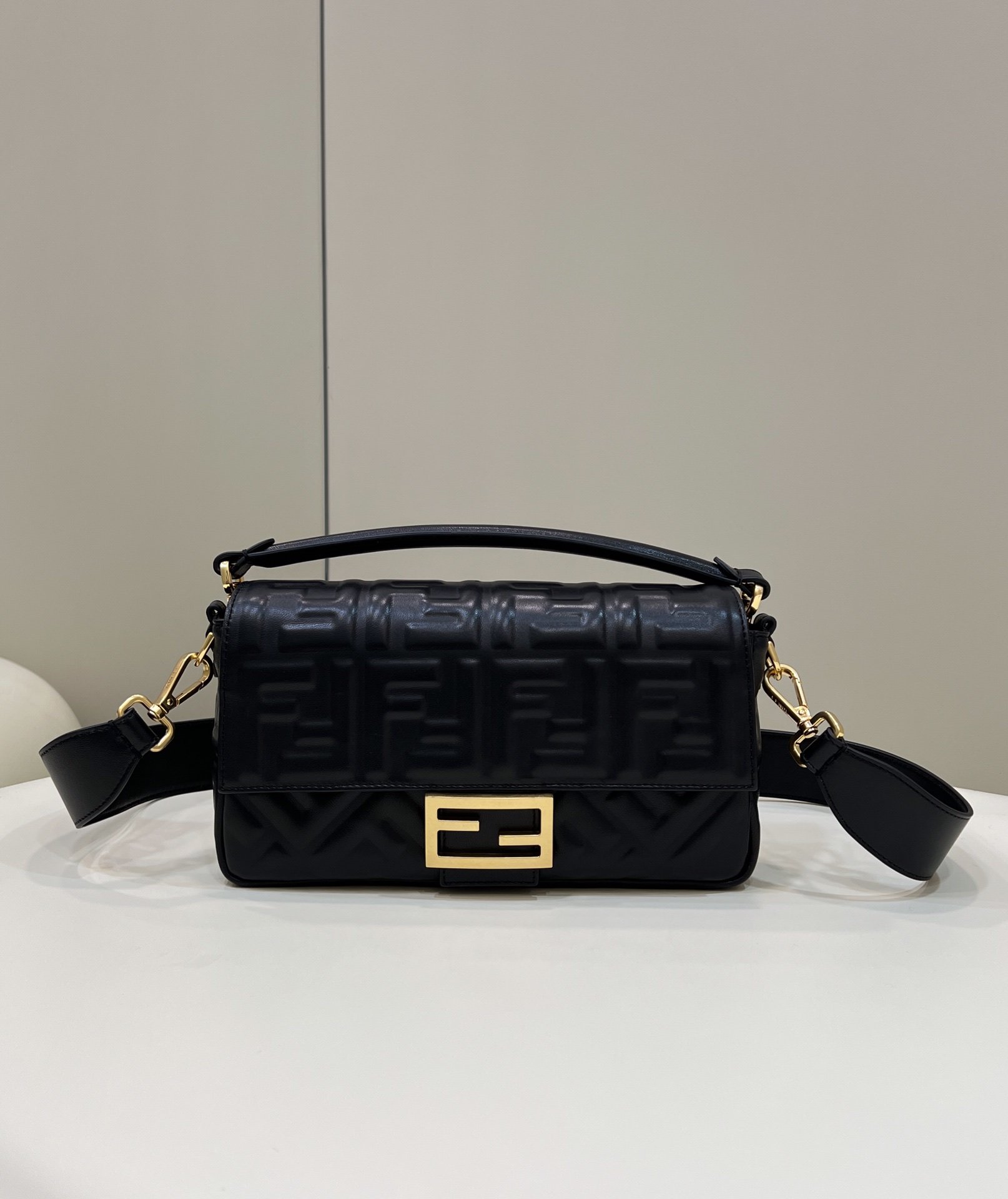 F**di Baguette Black For Women, Women’s Handbags, Shoulder And Crossbody Bags 10.6in/27cm FF 8BR600A72VF15ZW