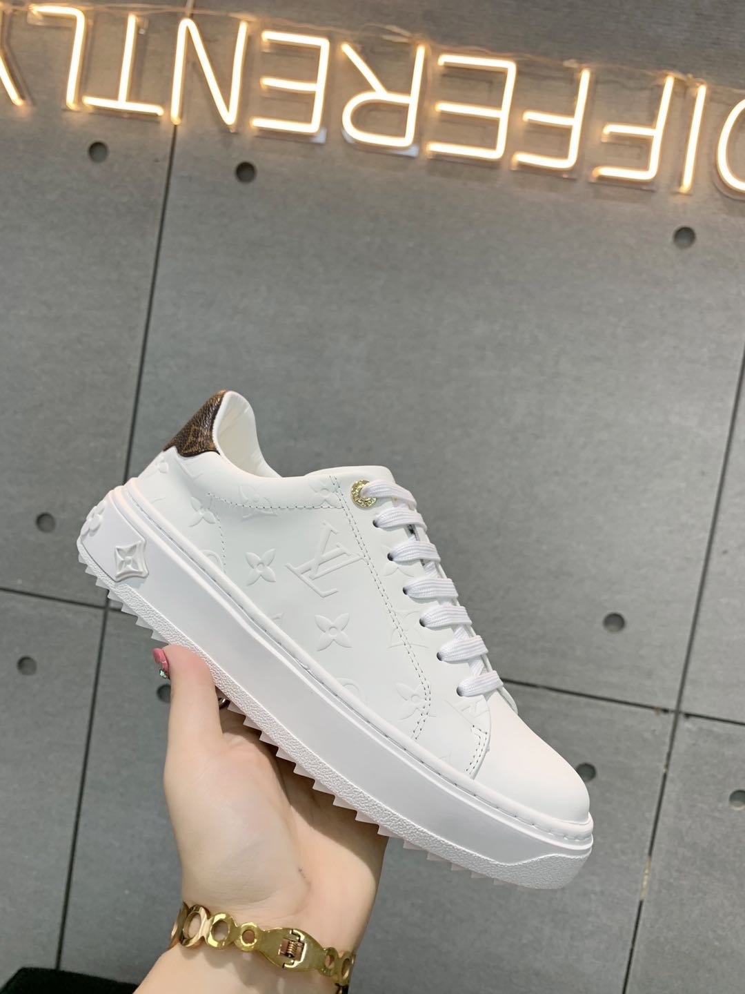 L0vis Vvtt0n Time Out Sneaker White For Women LV 1AAE5O