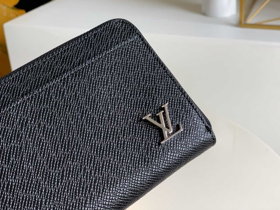 L0vis Vvtt0n Zippy Dragonne Wallet Taiga Black For Men, Men’s Wallet 19cm LV M69409
