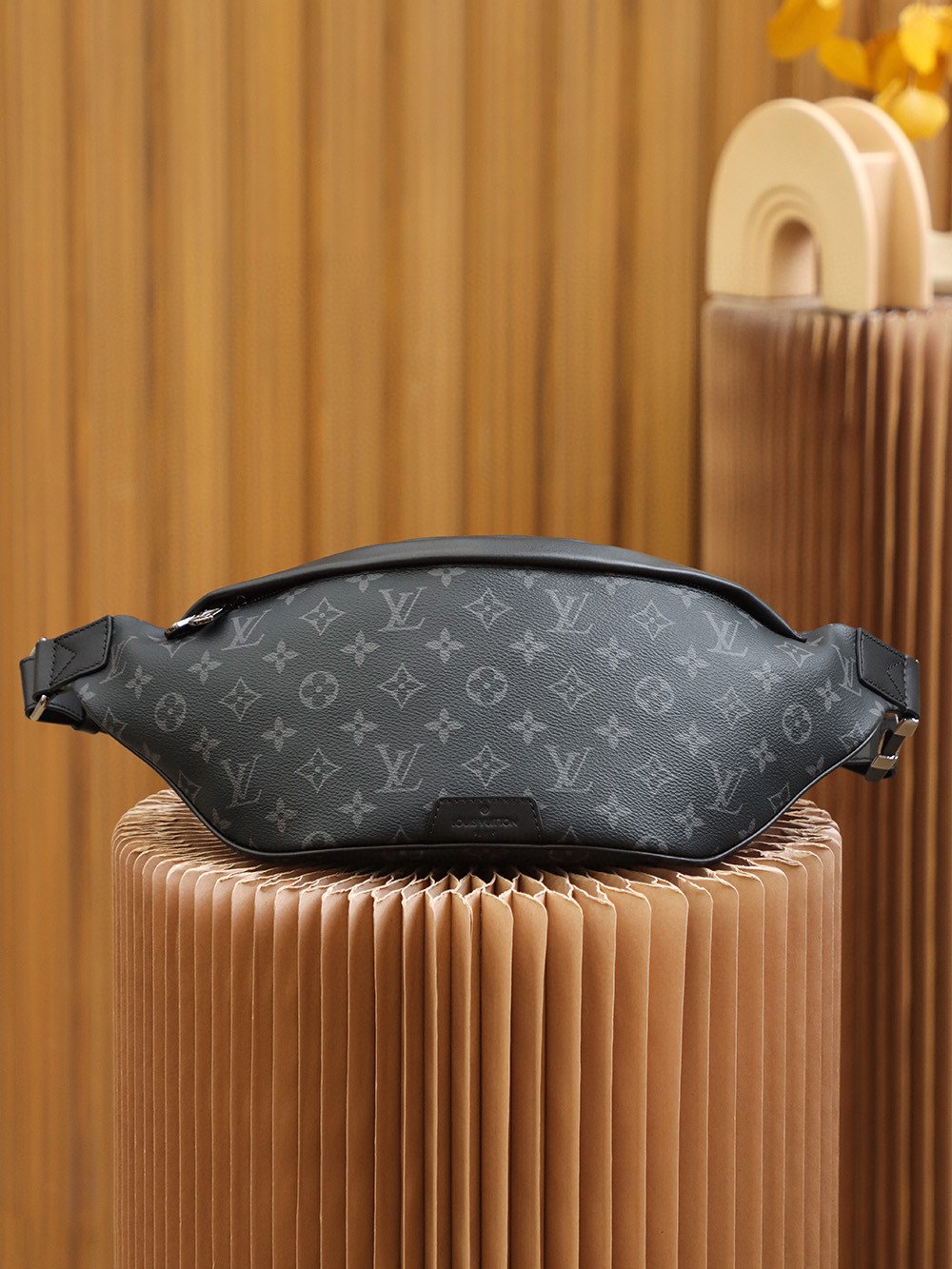 L0vis Vvtt0n Discovery Bumbag PM Monogram Eclipse Canvas For Men, Men’s Bags, Belt Bags 17.3in/44cm LV M46035