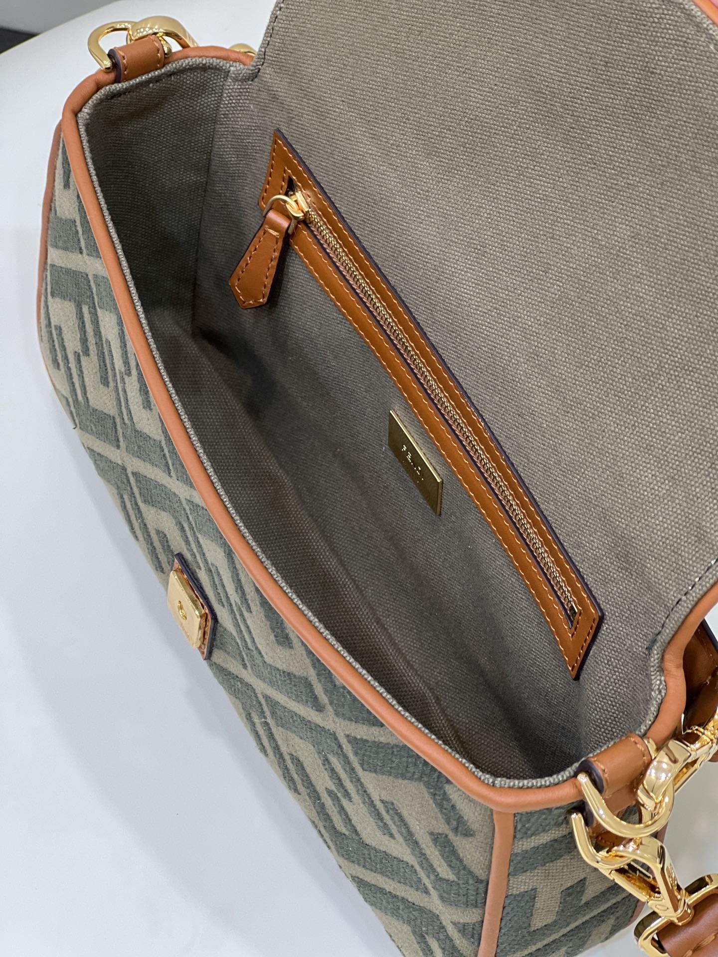 F**di Baguette Khaki For Women, Women’s Handbags, Shoulder And Crossbody Bags, 10.6in/27cm FF 8BR600