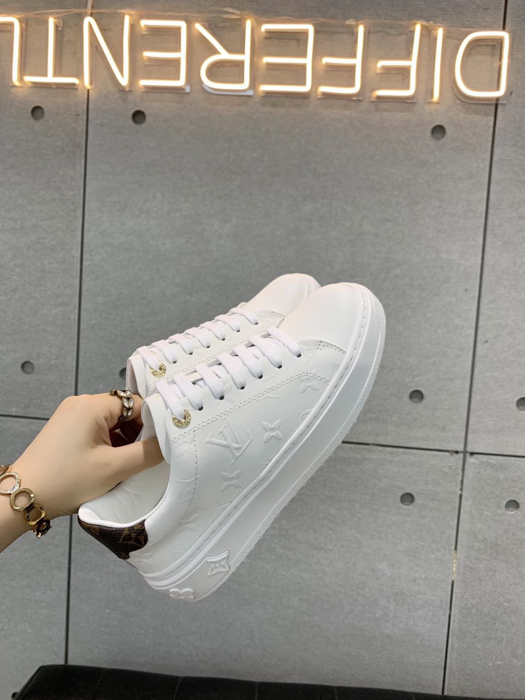 L0vis Vvtt0n Time Out Sneaker White For Women LV 1AAE5O