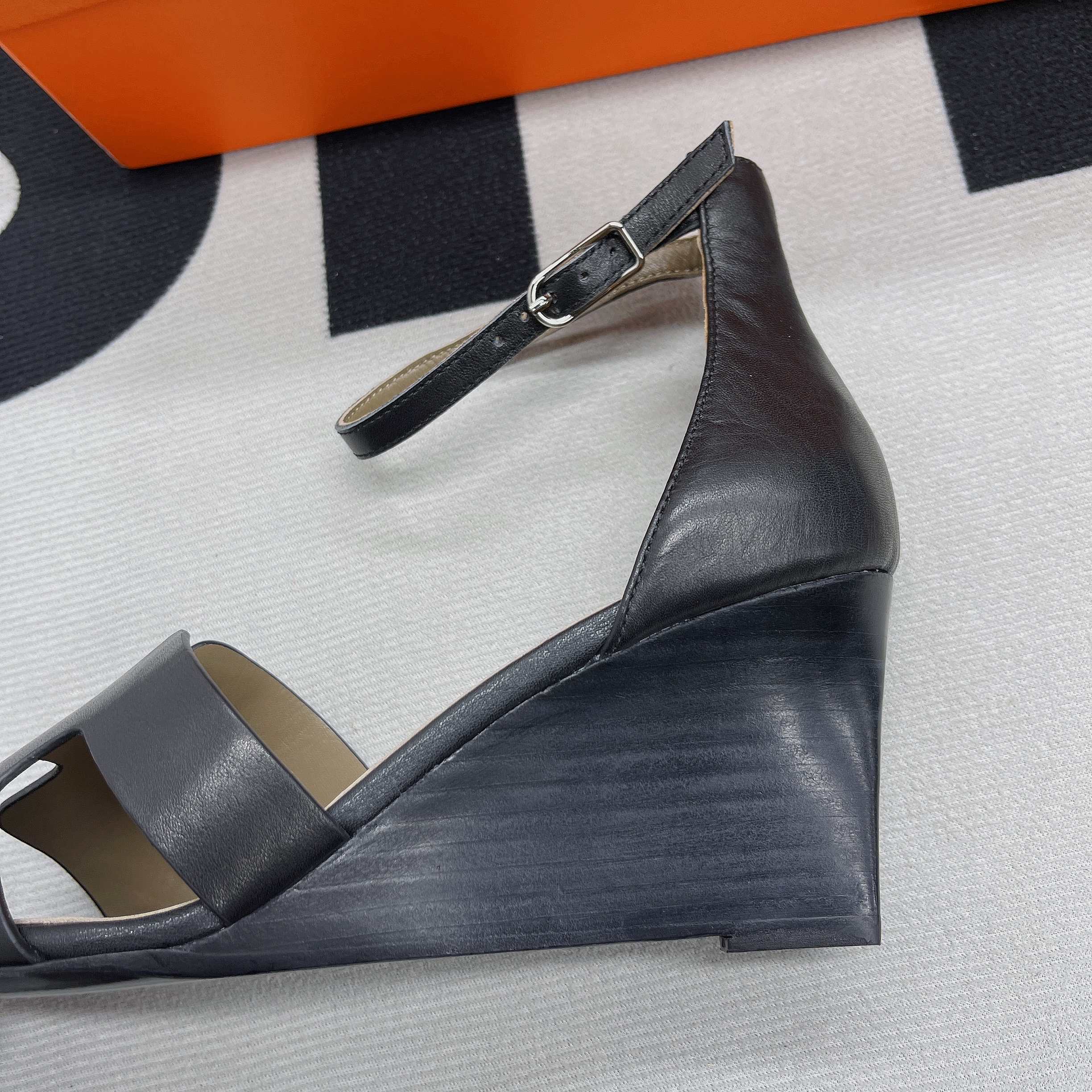 H**me5 Legend Sandals Calfskin Leather Spring/Summer Collection Noir
