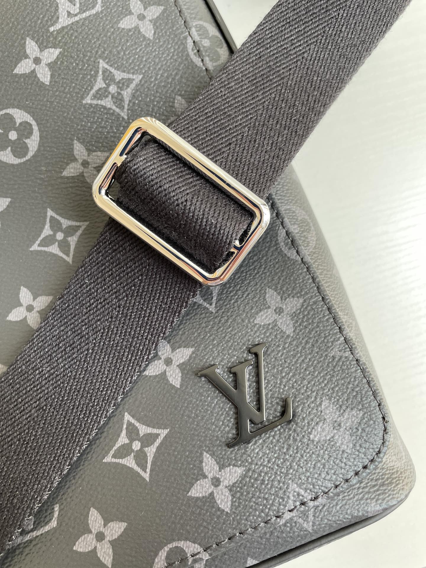 L0vis Vvtt0n District MM Monogram Eclipse Canvas For Men, Men’s Bags, Shoulder And Crossbody Bags 12.2in/31cm LV M44001