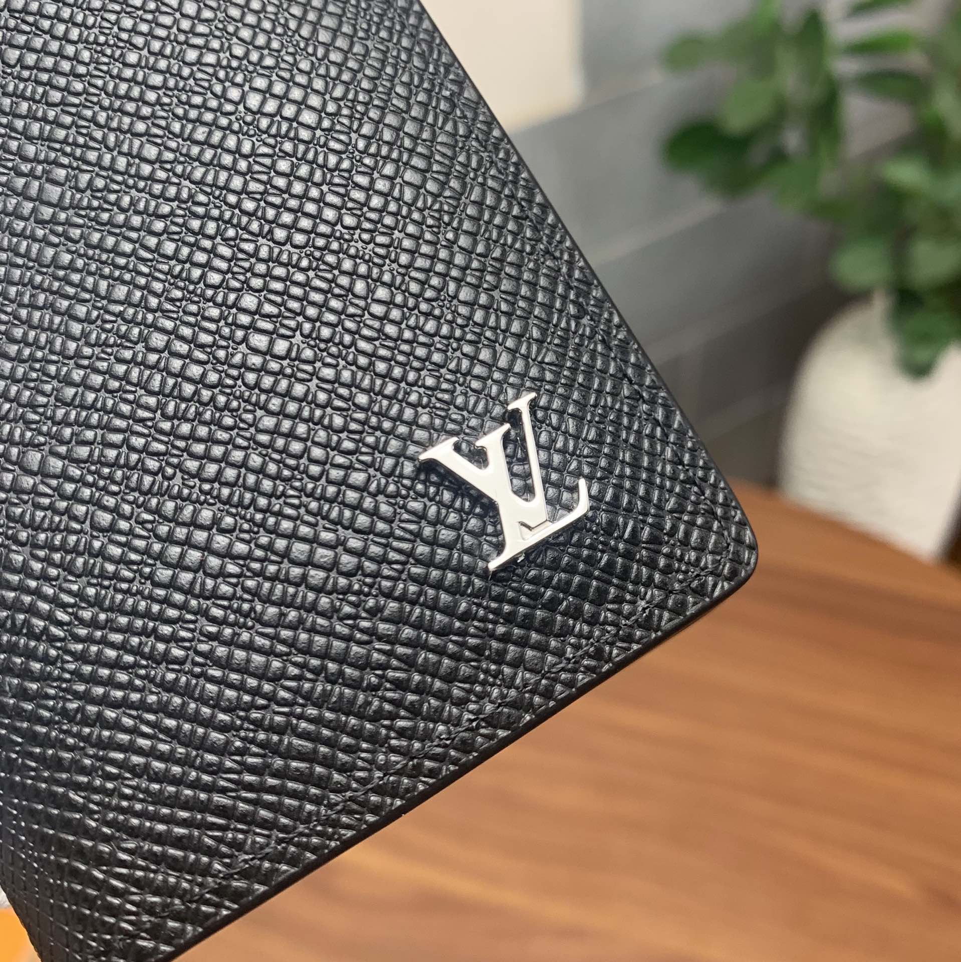 L0vis Vvtt0n Pocket Organiser Taiga Black For Men, Men’s Wallet 4.3in/11cm LV M30283