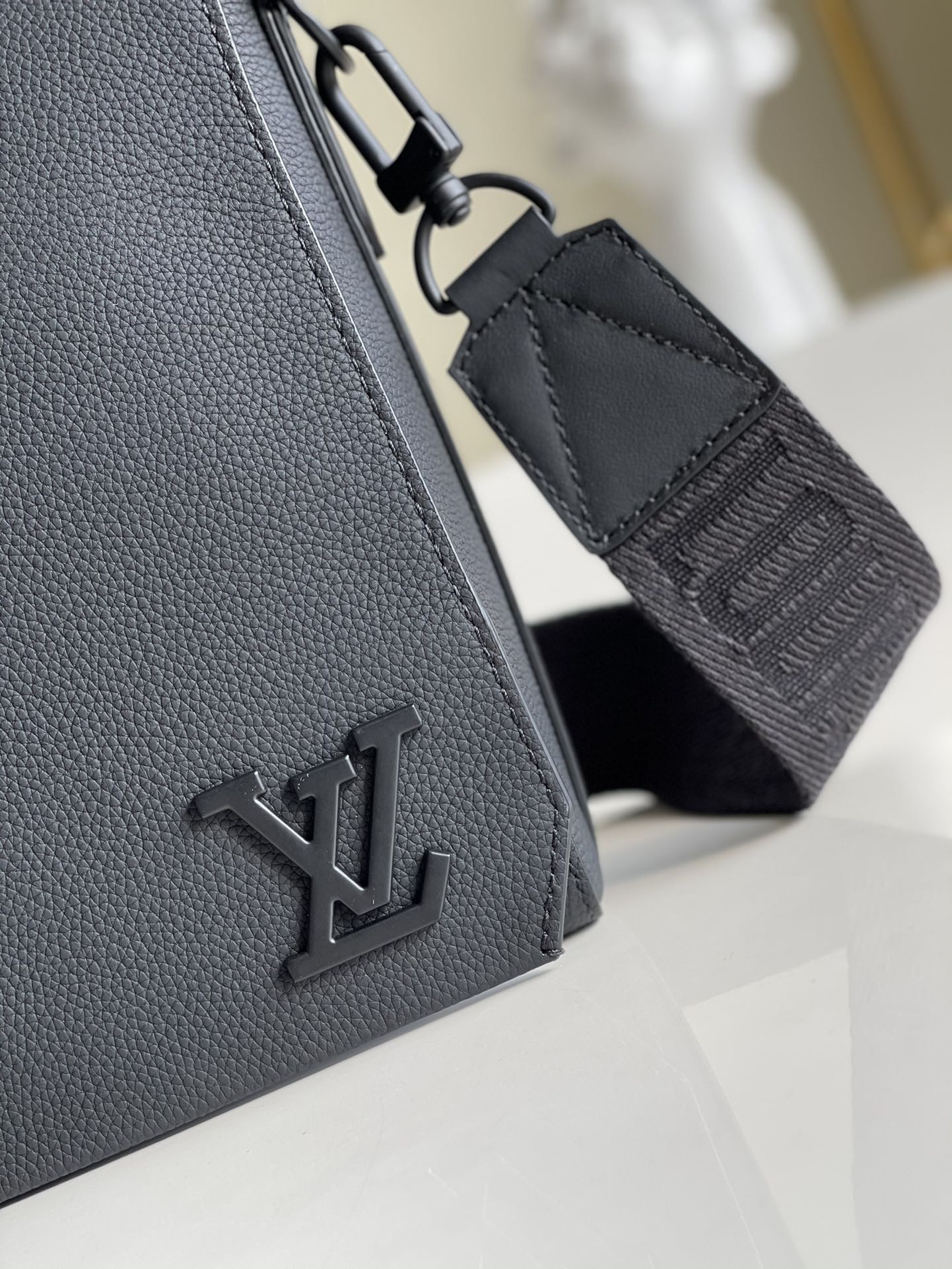 L0vis Vvtt0n Messenger Grain Black For Men, Men’s Bags, Shoulder And Crossbody Bags 11in/28cm LV M57080