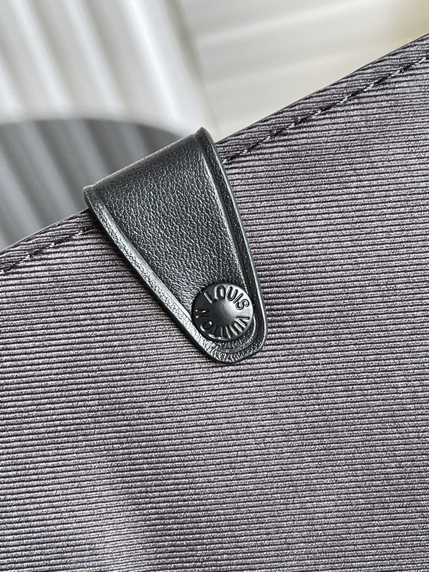 L0vis Vvtt0n Trunk Messenger Taurillon Monogram Black For Men, Men’s Bags, Shoulder And Crossbody Bags 9.4in/21cm LV M57726
