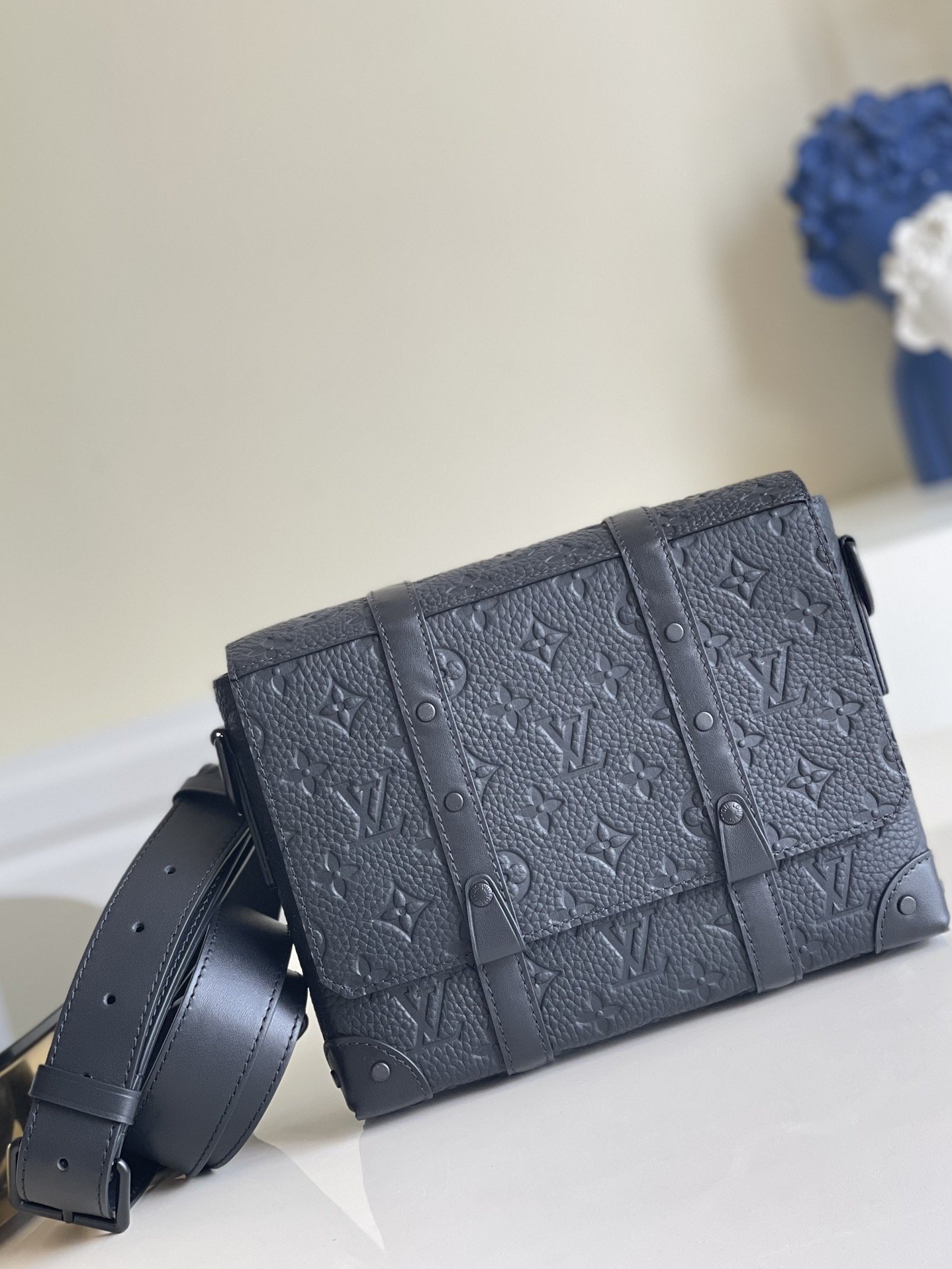 L0vis Vvtt0n Trunk Messenger Taurillon Monogram Black For Men, Men’s Bags, Shoulder And Crossbody Bags 9.4in/21cm LV M57726