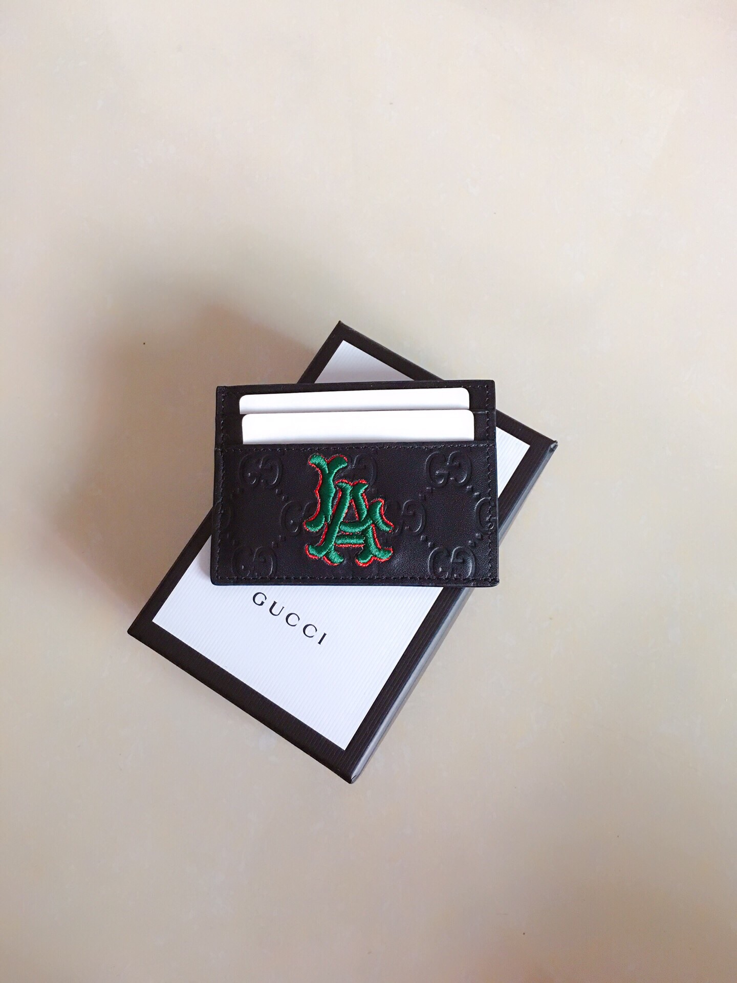 Gvc*1 GG Embossed Card Case Black With Green LA For Men 4in/10cm GG