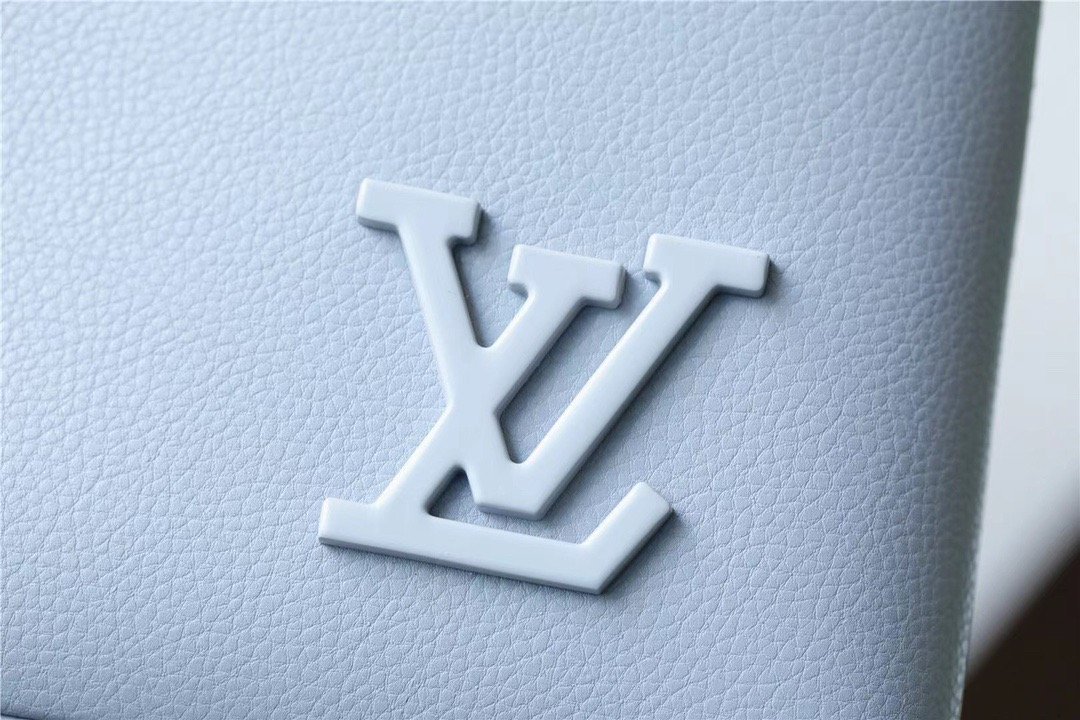L0vis Vvtt0n Pochette Ipad Grey Aerogram For Men, Men’s Wallet 30cm LV M81029