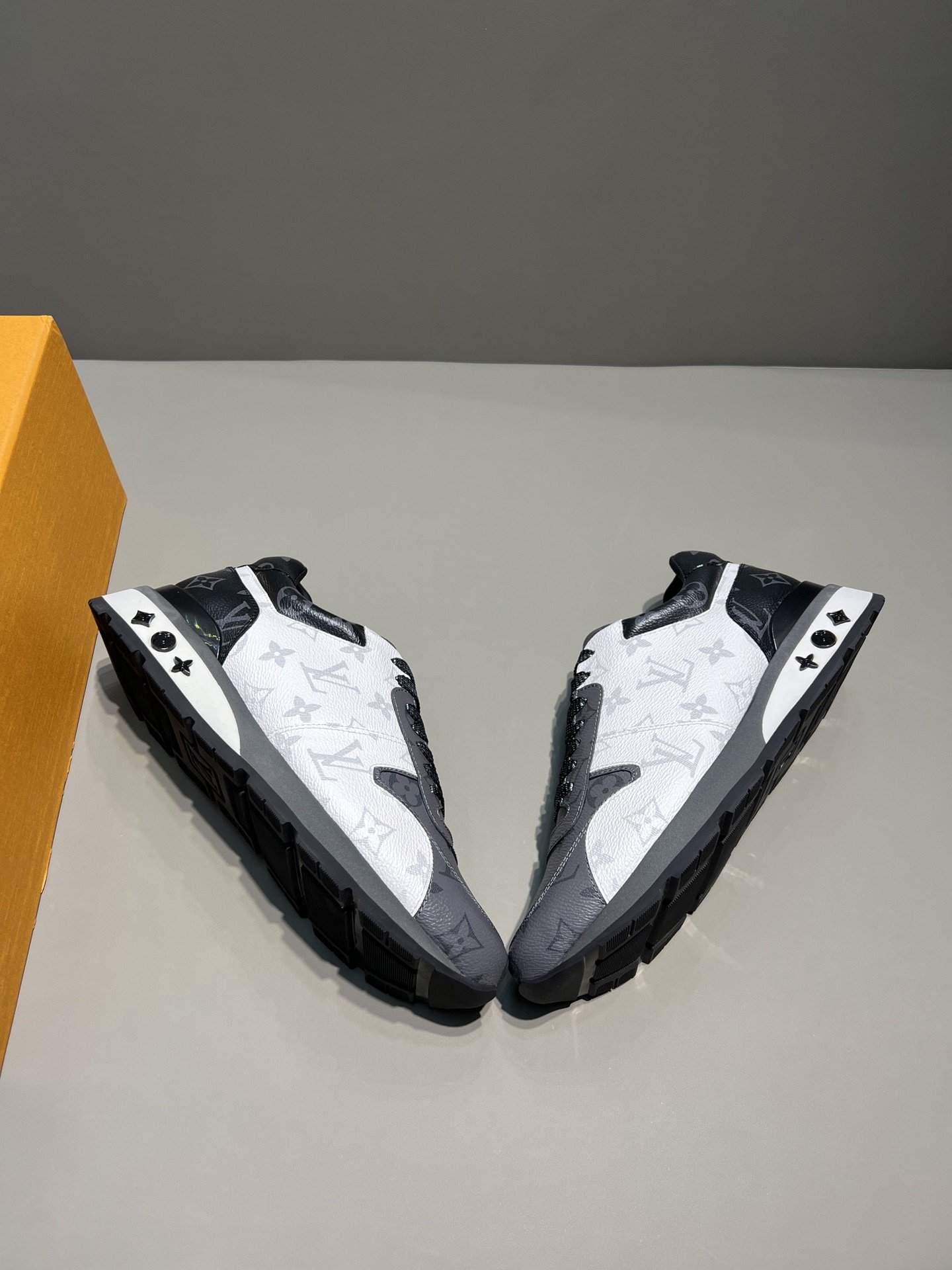 L0vis Vvtt0n Run Away Sneaker Monogram Canvas Black/White/Grey For Men LV