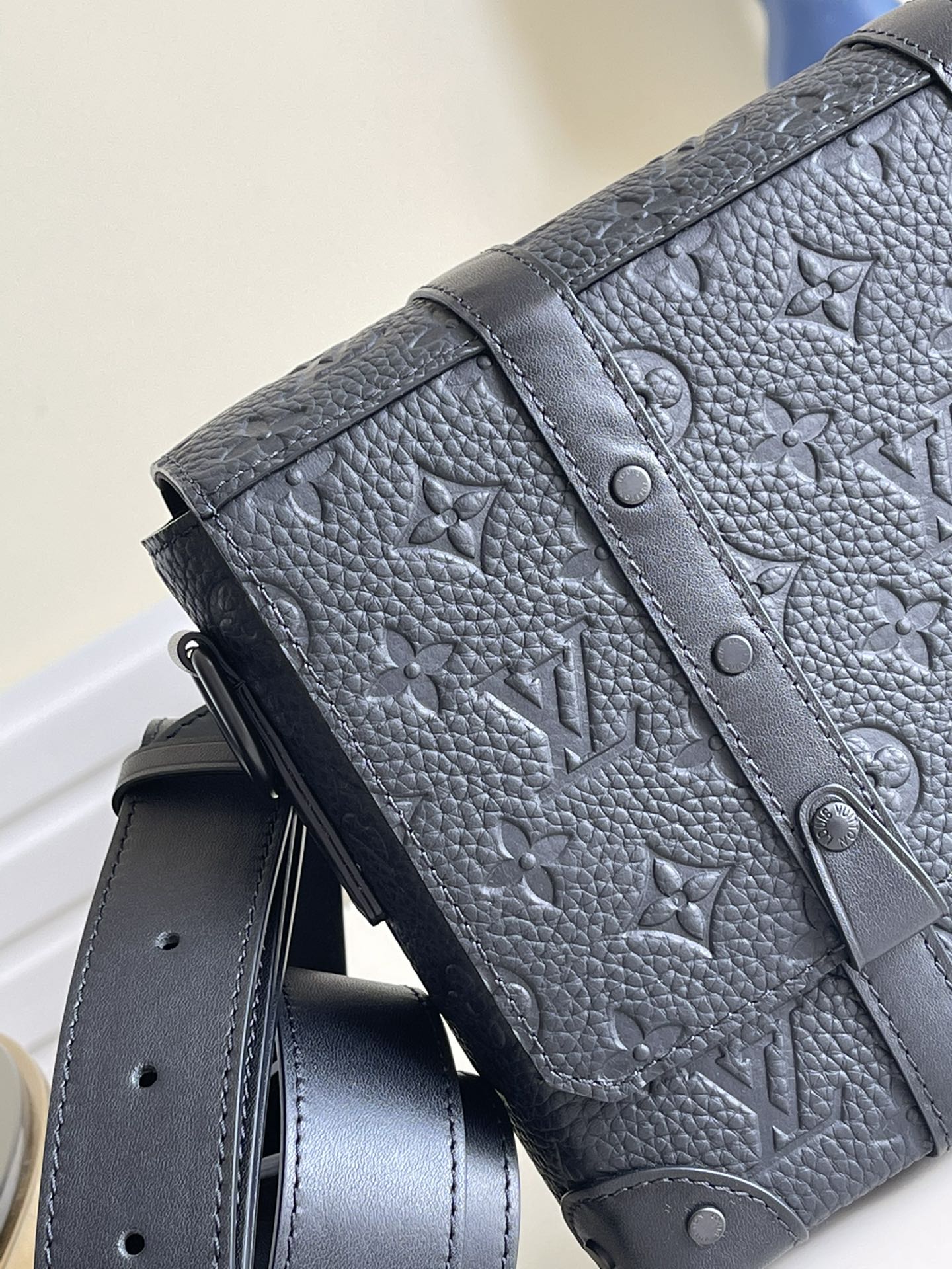 L0vis Vvtt0n Trunk Messenger Taurillon Monogram Black For Men, Men’s Bags, Shoulder And Crossbody Bags 9.4in/21cm LV M57726