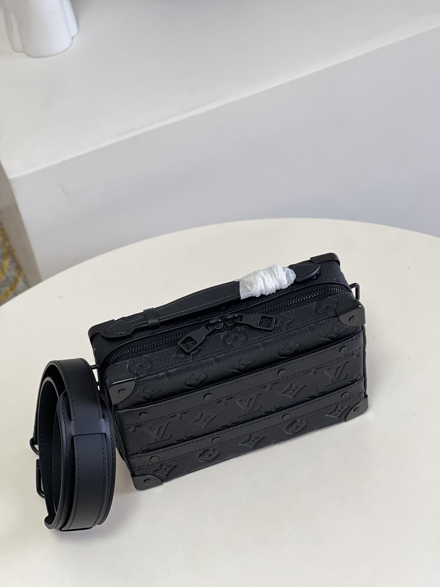 L0vis Vvtt0n Handle Soft Trunk Black Taurillon Monogram For Men, Men’s Bags 8.5in/22cm LV M59163