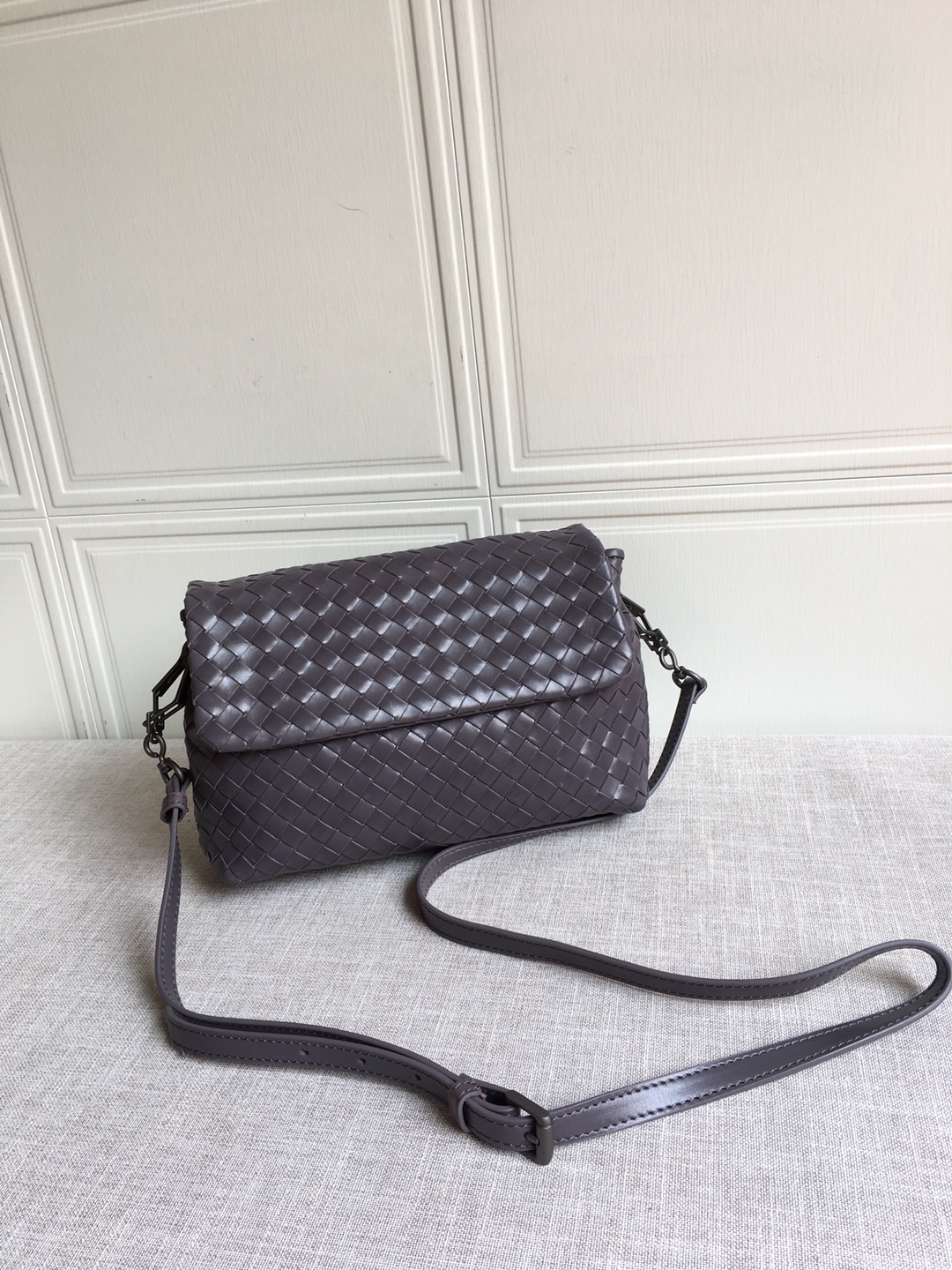B0tt*ga Ven*ta Classic Intrecciato Dark Brown, For Women, Women’s Bags 8.9in/22.5cm