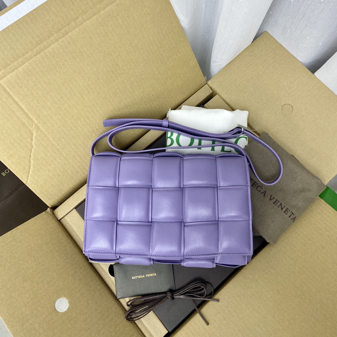 B0tt*ga Ven*ta Padded Cassette Violet, For Women, Women’s Bags 10.2in/26cm