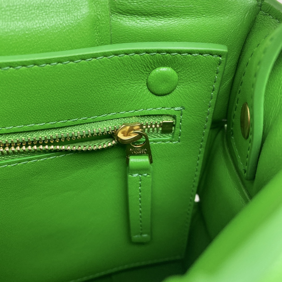 B0tt*ga Ven*ta Padded Cassette Green, For Women, Women’s Bags 10.2in/26cm 591970VCQR13724
