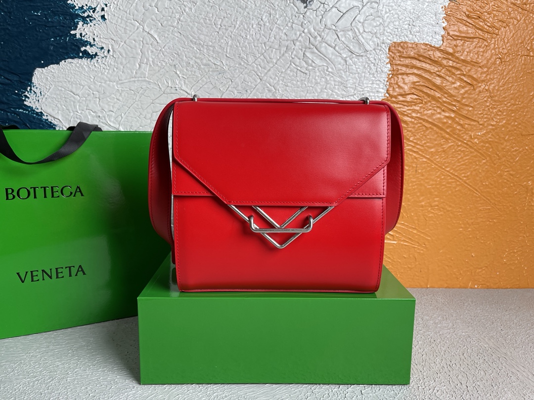 B0tt*ga Ven*ta Clip Bag Red, For Women, Women’s Bags 9in/23cm