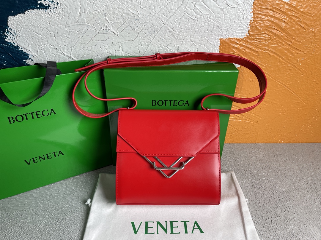 B0tt*ga Ven*ta Clip Bag Red, For Women, Women’s Bags 9in/23cm