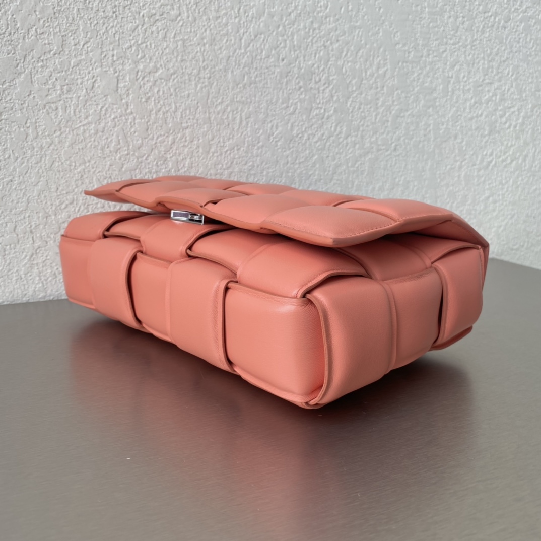 B0tt*ga Ven*ta Padded Cassette Pink, For Women, Women’s Bags 10.2in/26cm