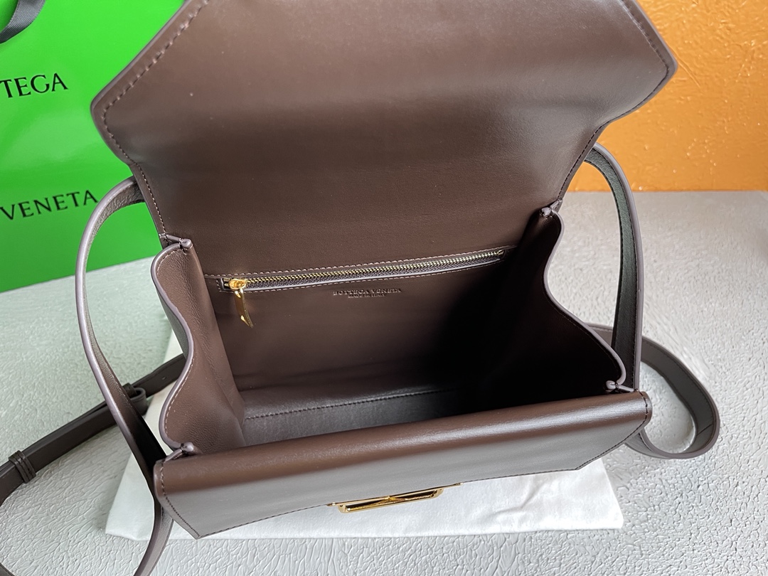 B0tt*ga Ven*ta Clip Bag Brown, For Women, Women’s Bags 9in/23cm