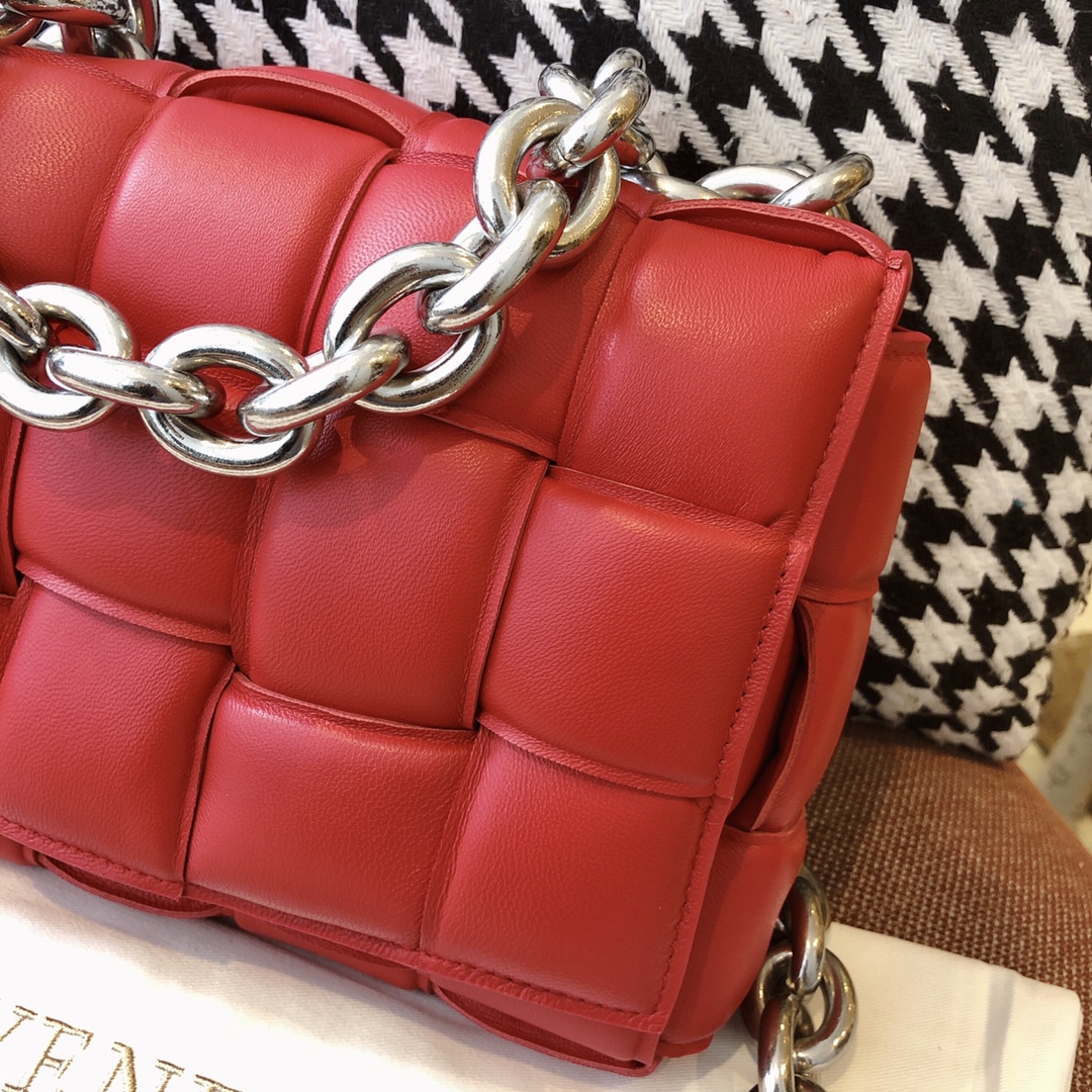 B0tt*ga Ven*ta Chain Cassette Red, For Women, Women’s Bags 10.2in/26cm