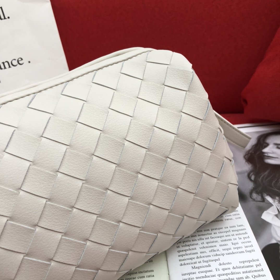 B0tt*ga Ven*ta Crossbody Bag White, For Women, Women’s Bags 9.4in/24cm