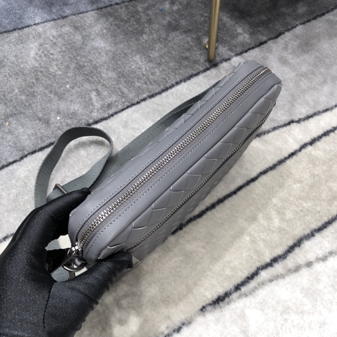 B0tt*ga Ven*ta Classic Intrecciato Gray, For Women, Women’s Bags 9.6in/24.5cm