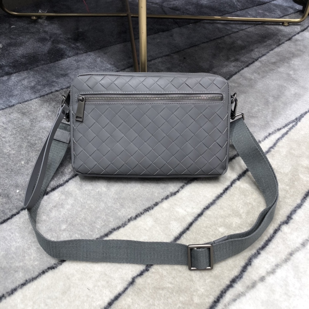 B0tt*ga Ven*ta Classic Intrecciato Gray, For Women, Women’s Bags 9.6in/24.5cm
