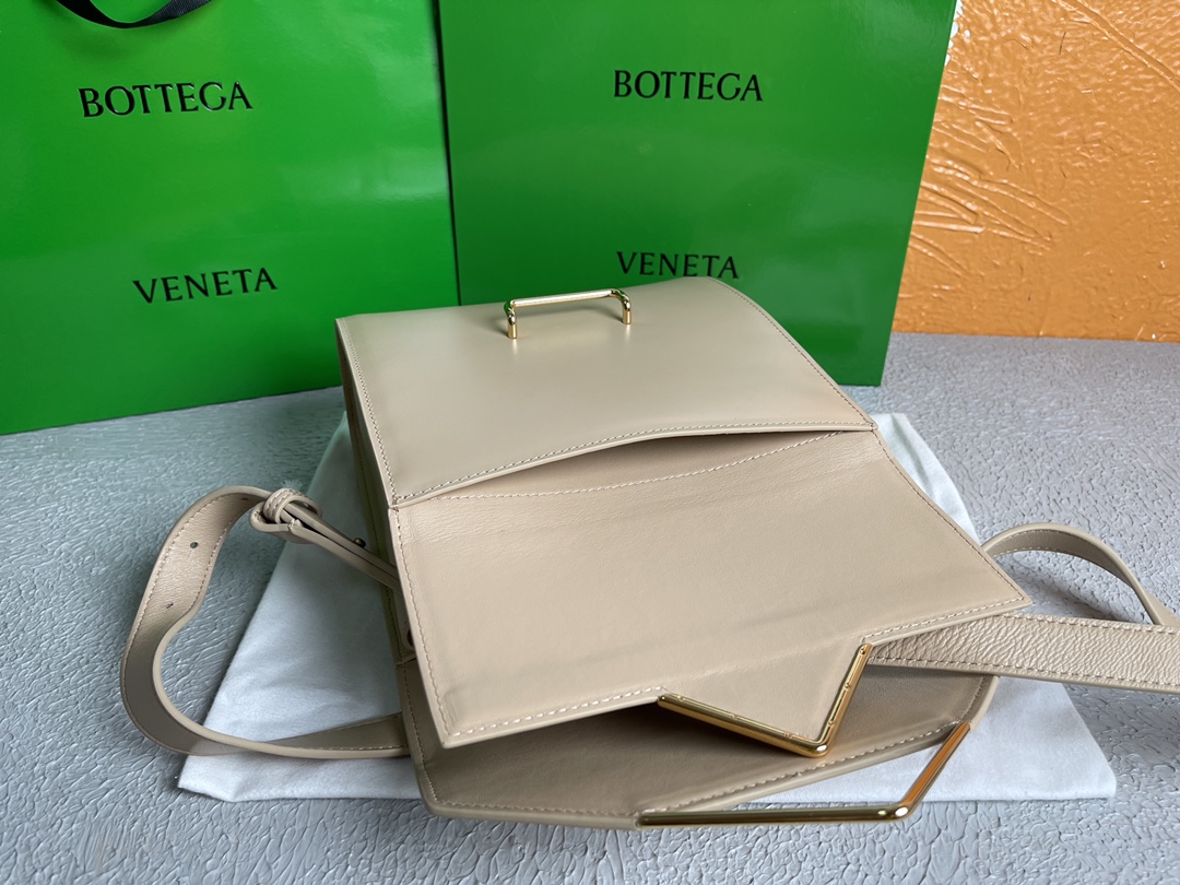B0tt*ga Ven*ta Clip Bag Beige, For Women, Women’s Bags 9in/23cm