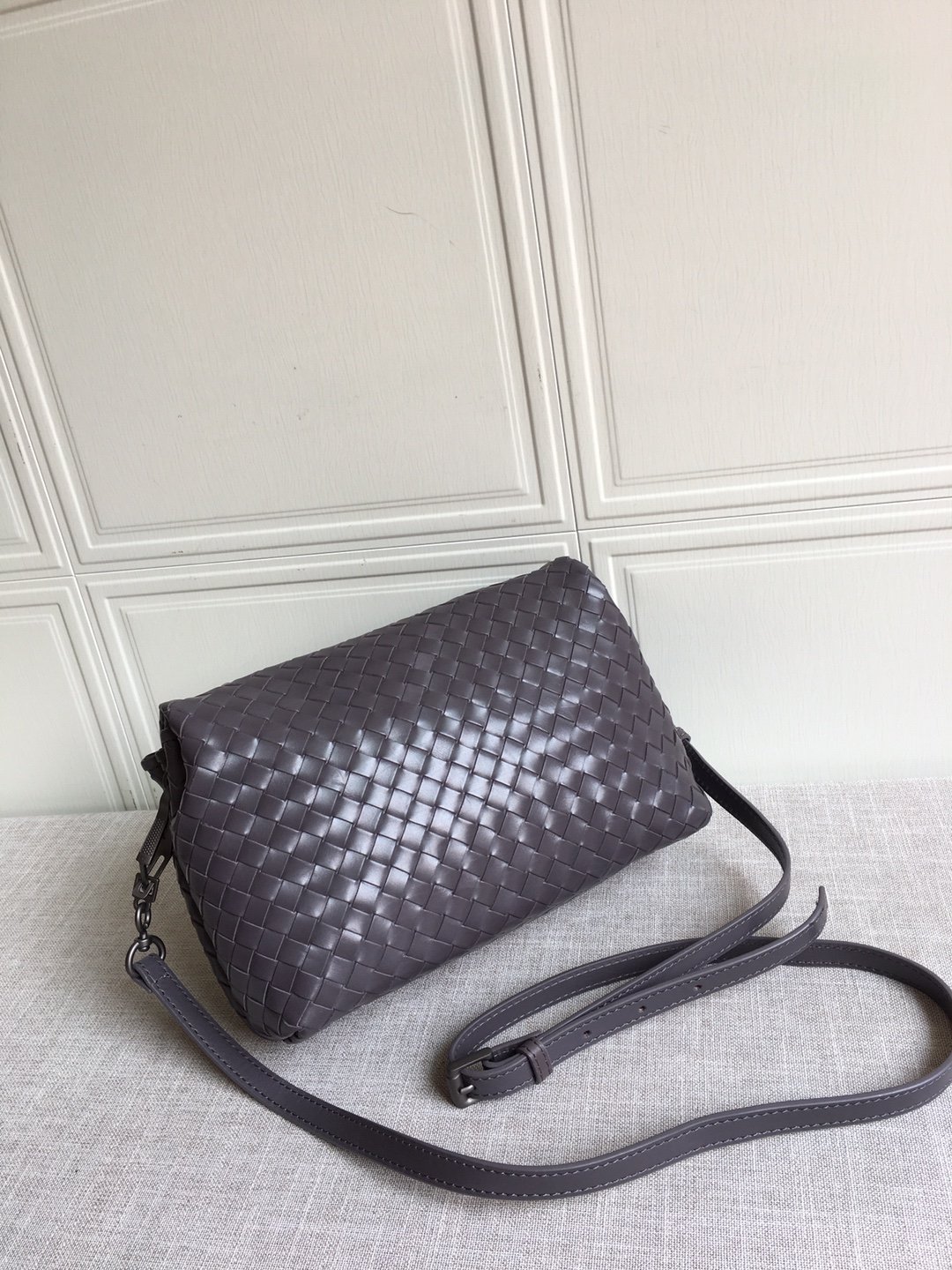 B0tt*ga Ven*ta Classic Intrecciato Dark Brown, For Women, Women’s Bags 8.9in/22.5cm